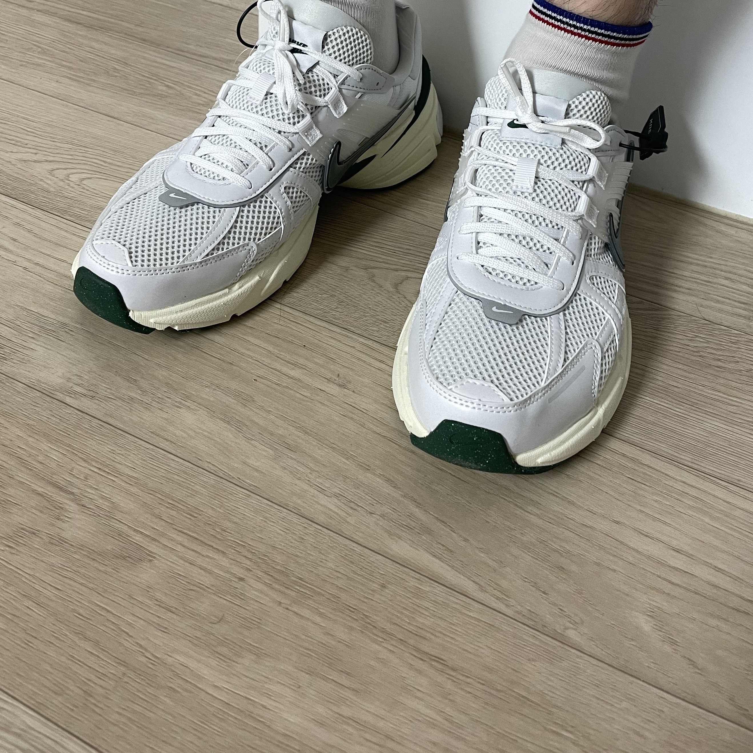 Nike V2K Run White Fir 착용 스타일