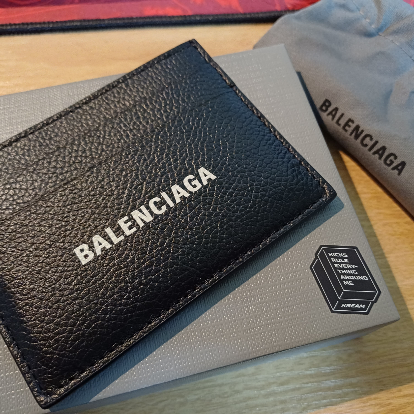 Balenciaga Cash Card Holder Black 착용 스타일