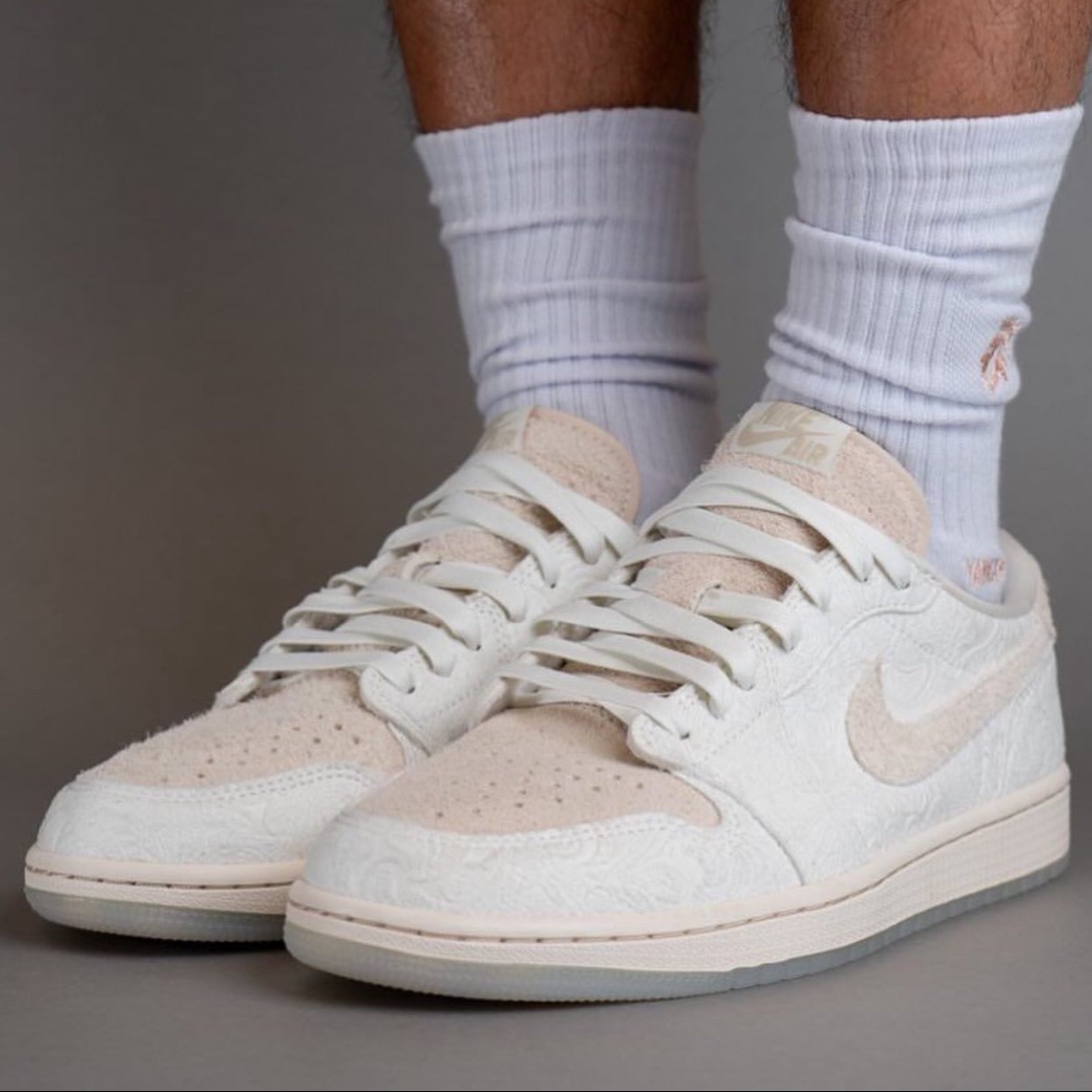 Jordan 1 x Chris Paul Retro Low OG Light Cream and Sail 착용 스타일 - 2