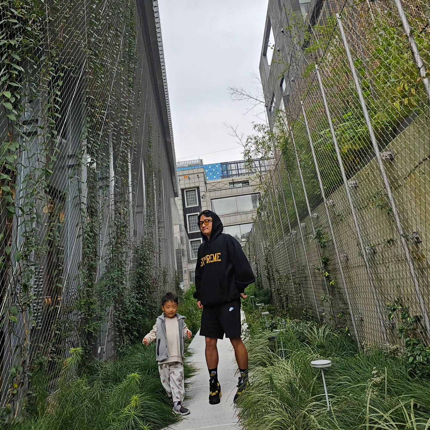 Jordan 4 Retro Thunder 2023, Supreme Varsity Hooded Sweatshirt Black - 23FW 착용 스타일 - 2