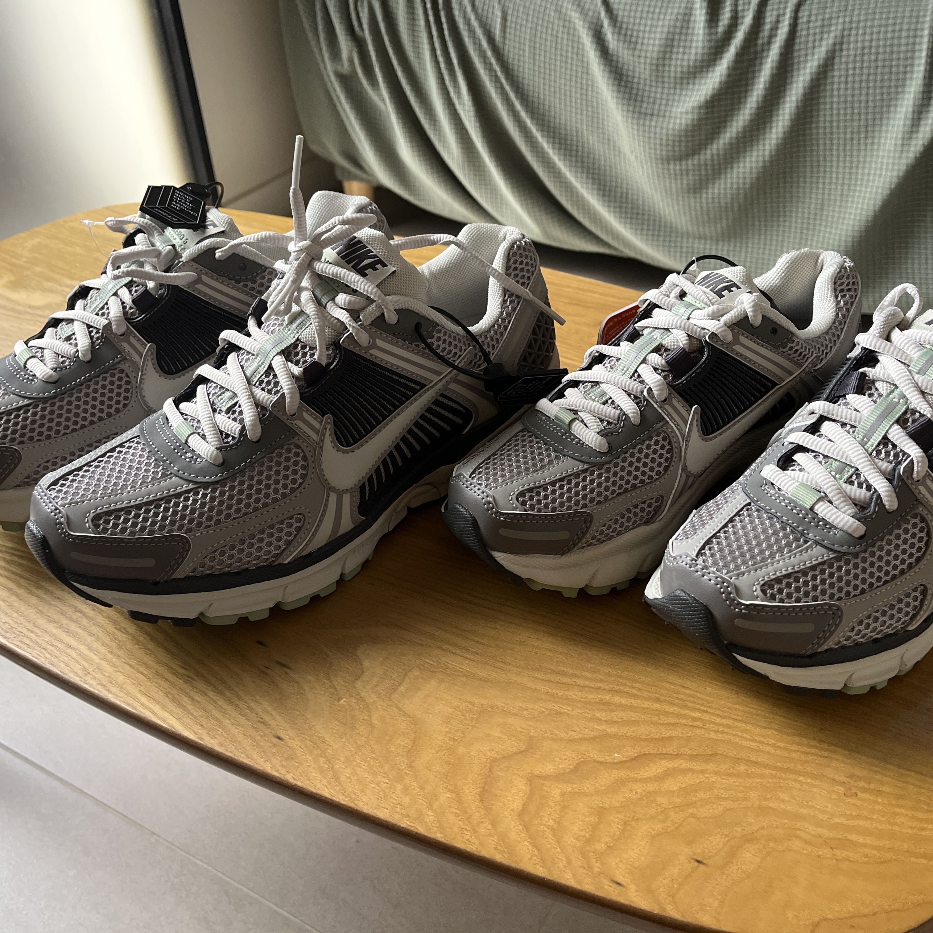 (W) Nike Zoom Vomero 5 Cobblestone and Flat Pewter 착용 스타일