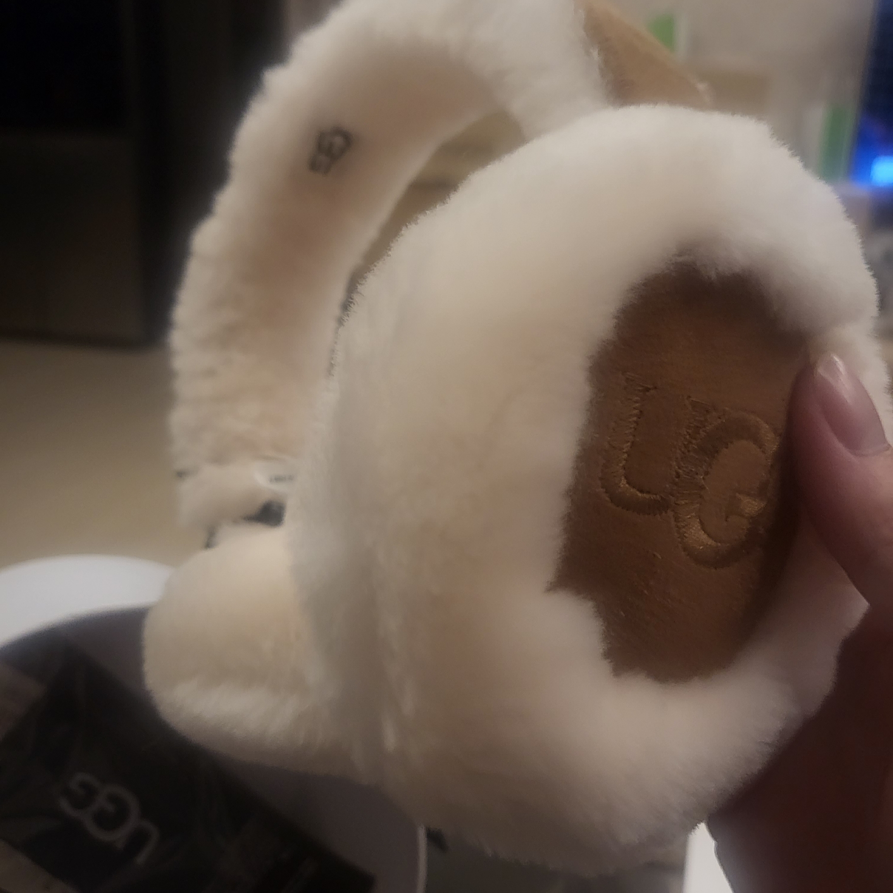 (W) UGG Embroidered Logo Earmuff Chestnut 착용 스타일