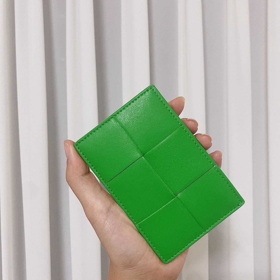 Bottega Veneta Credit Card Case Calfskin Parakeet, Bottega Veneta Credit Card Case Calfskin Black 착용 스타일 - 2