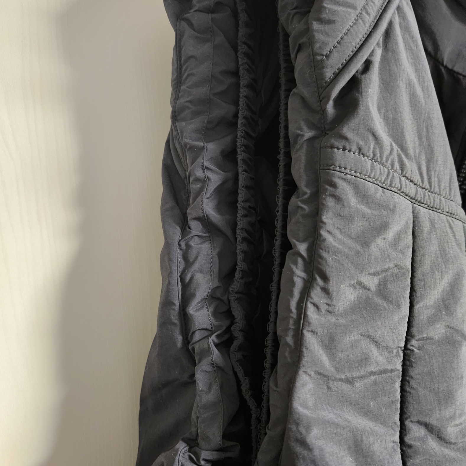 Juun.J Nylon Hooded Overfit Cropped Vest Black - 23FW 착용 스타일 - 4