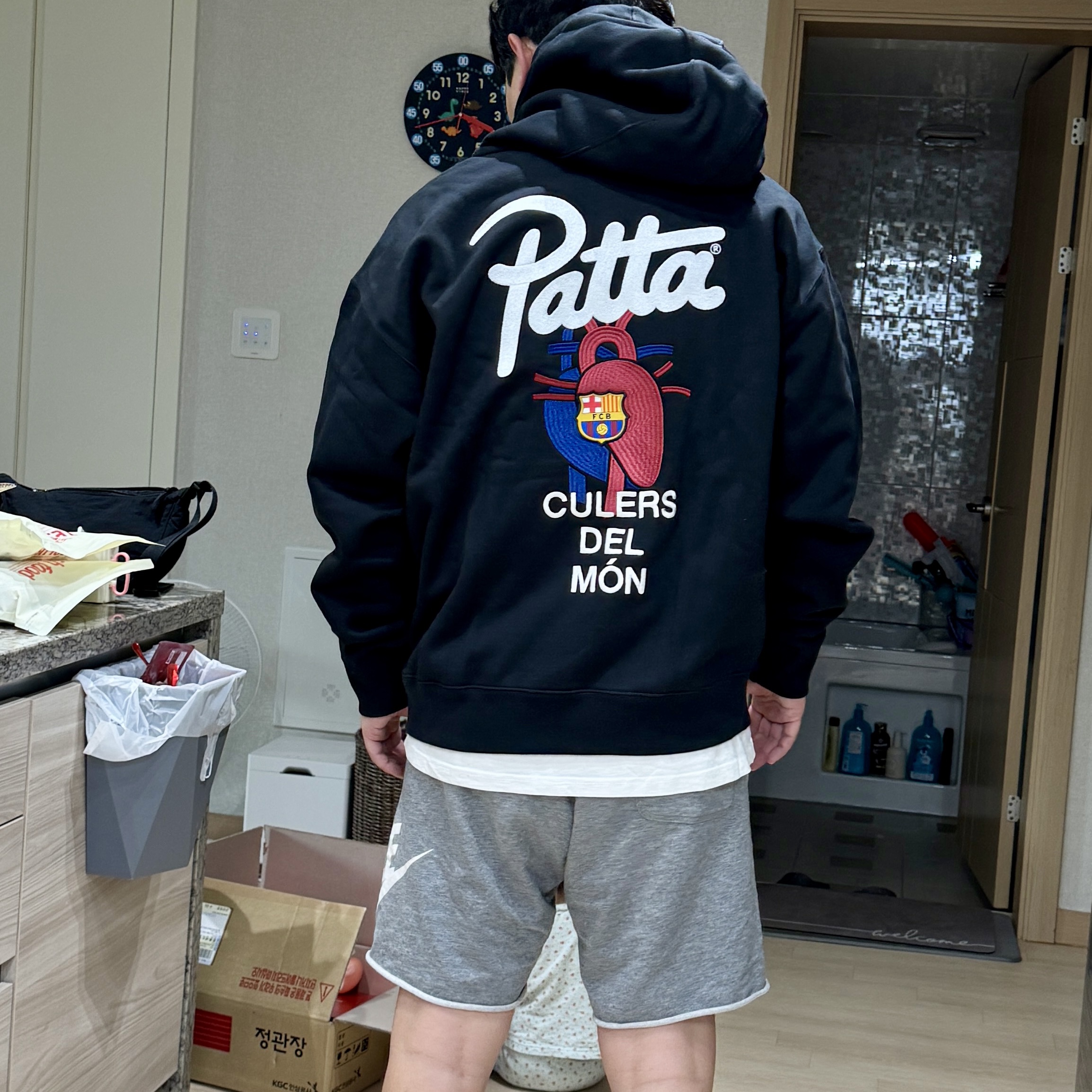 Nike x Patta x FC Barcelona Solo Swoosh Hoodie Culers del Món (FD4147-010) 착용 스타일 - 1