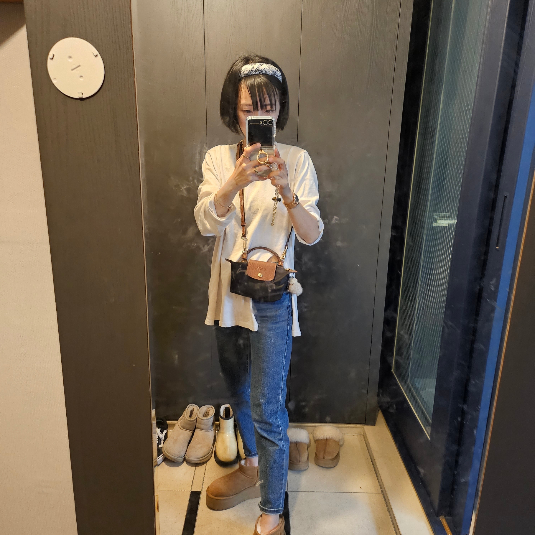 Longchamp Le Pliage Original Handle Pouch Black, (W) UGG Classic Ultra Mini Platform Boots Chestnut 착용 스타일 - 4