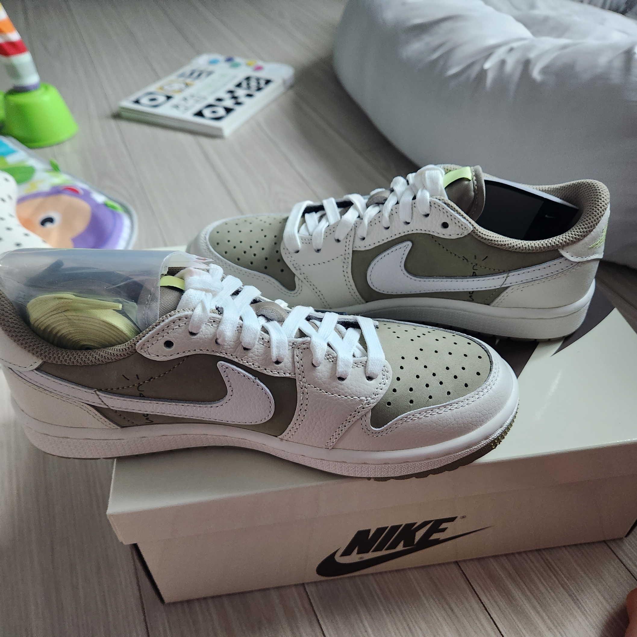 Jordan 1 x Travis Scott Retro Low Golf NRG Neutral Olive 착용 스타일 - 4