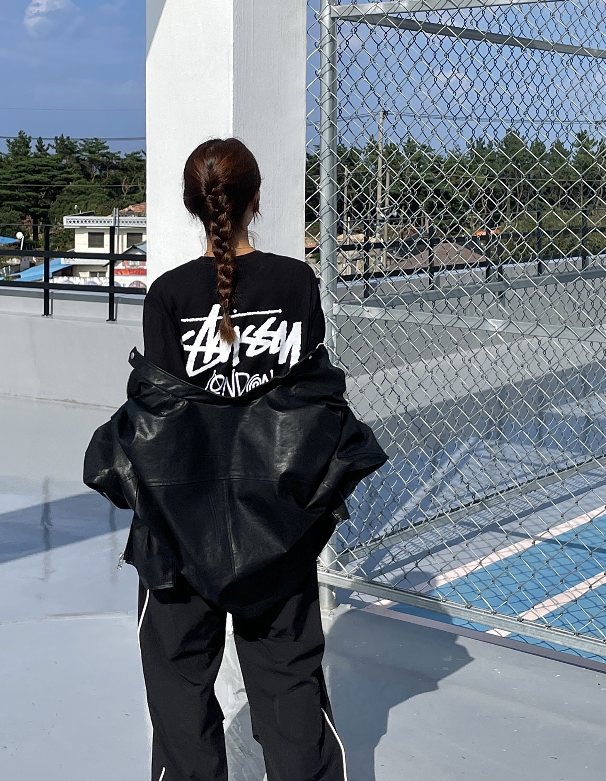 (W) Jordan 1 Retro Low OG Black and Dark Powder Blue, Stussy Stock London T-Shirt Black 착용 스타일 - 3