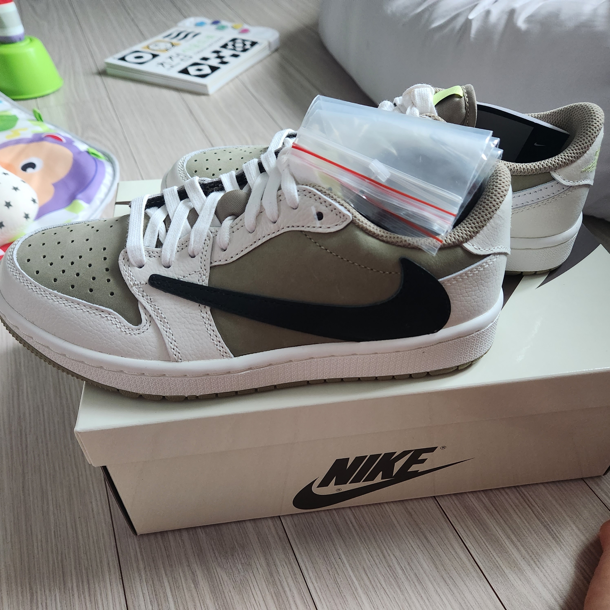Jordan 1 x Travis Scott Retro Low Golf NRG Neutral Olive 착용 스타일 - 5