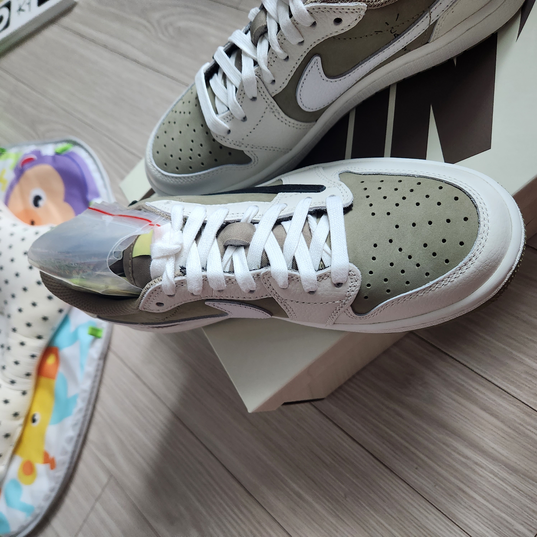 Jordan 1 x Travis Scott Retro Low Golf NRG Neutral Olive 착용 스타일 - 3