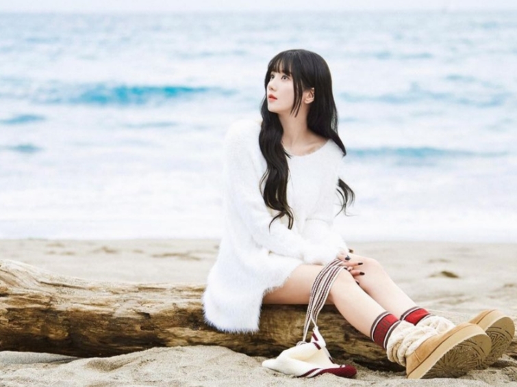 (W) UGG Classic Sweater Letter Boots Chestnut 착용 스타일 - 2