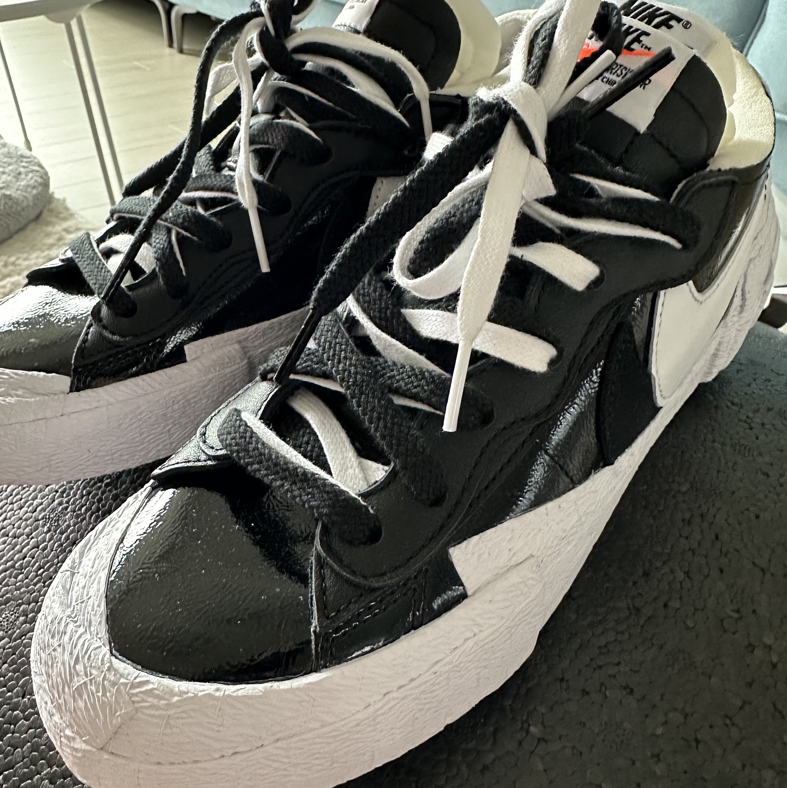 Nike x Sacai Blazer Low Black Patent Leather 착용 스타일 - 1