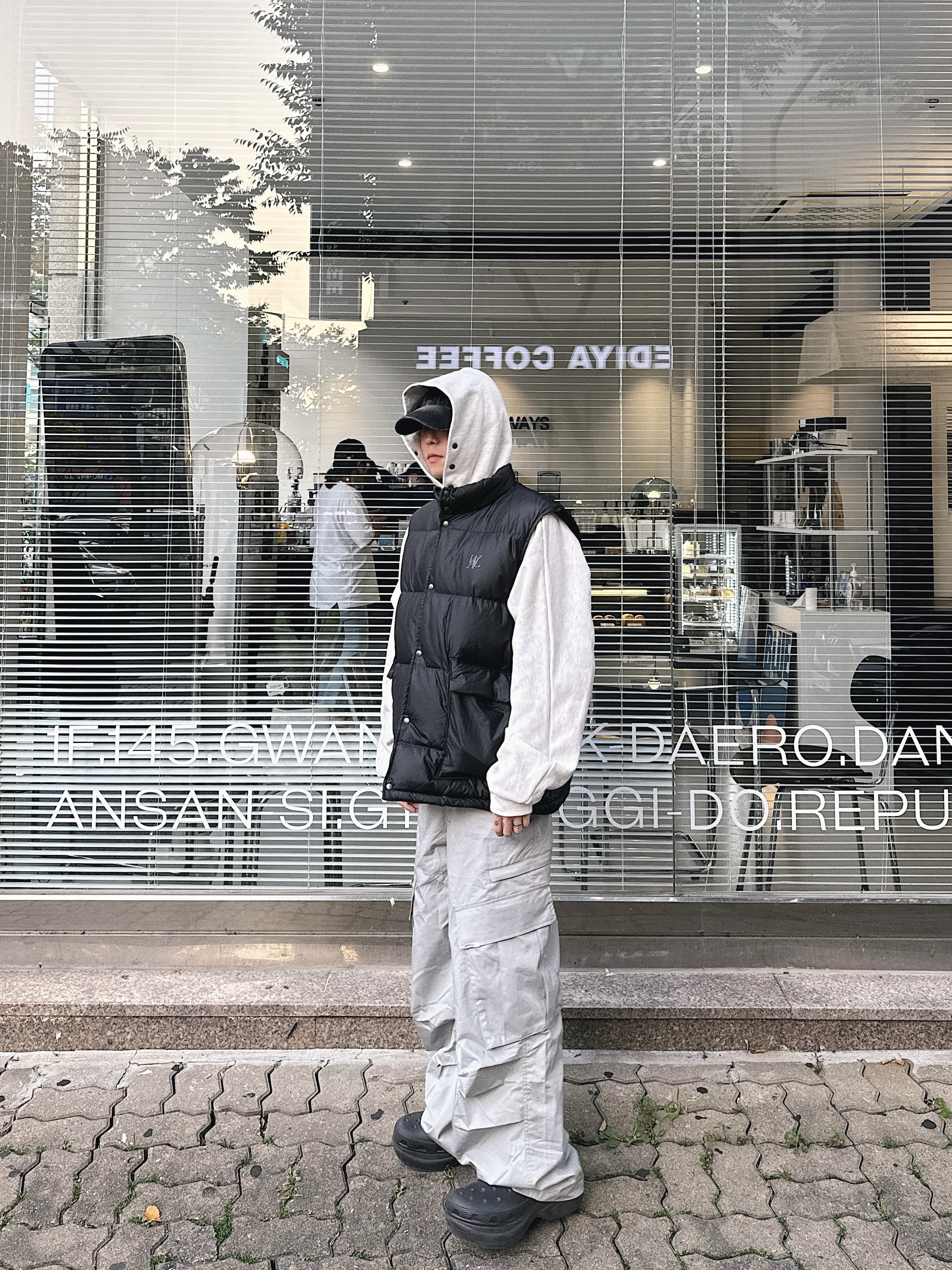 Grailz Artisanal Technical Zip Pants Ivory, (W) Balenciaga x Crocs Mule Black 착용 스타일 - 2