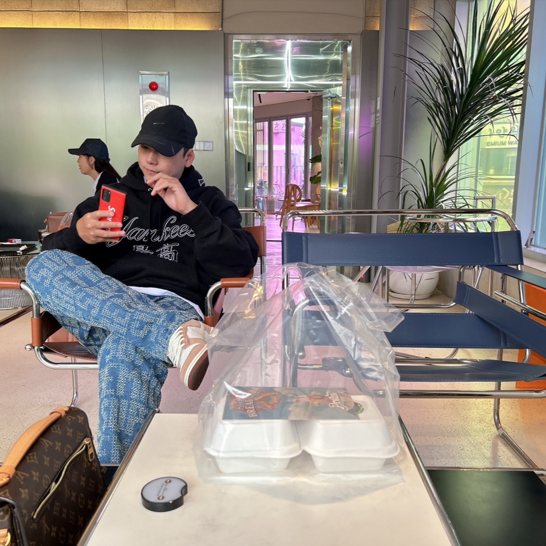 Supreme x New York Yankees Kanji Hooded Sweatshirt Black - 22FW, Supreme Needle Punch Regular Jean Washed Blue - 23FW 착용 스타일 - 4