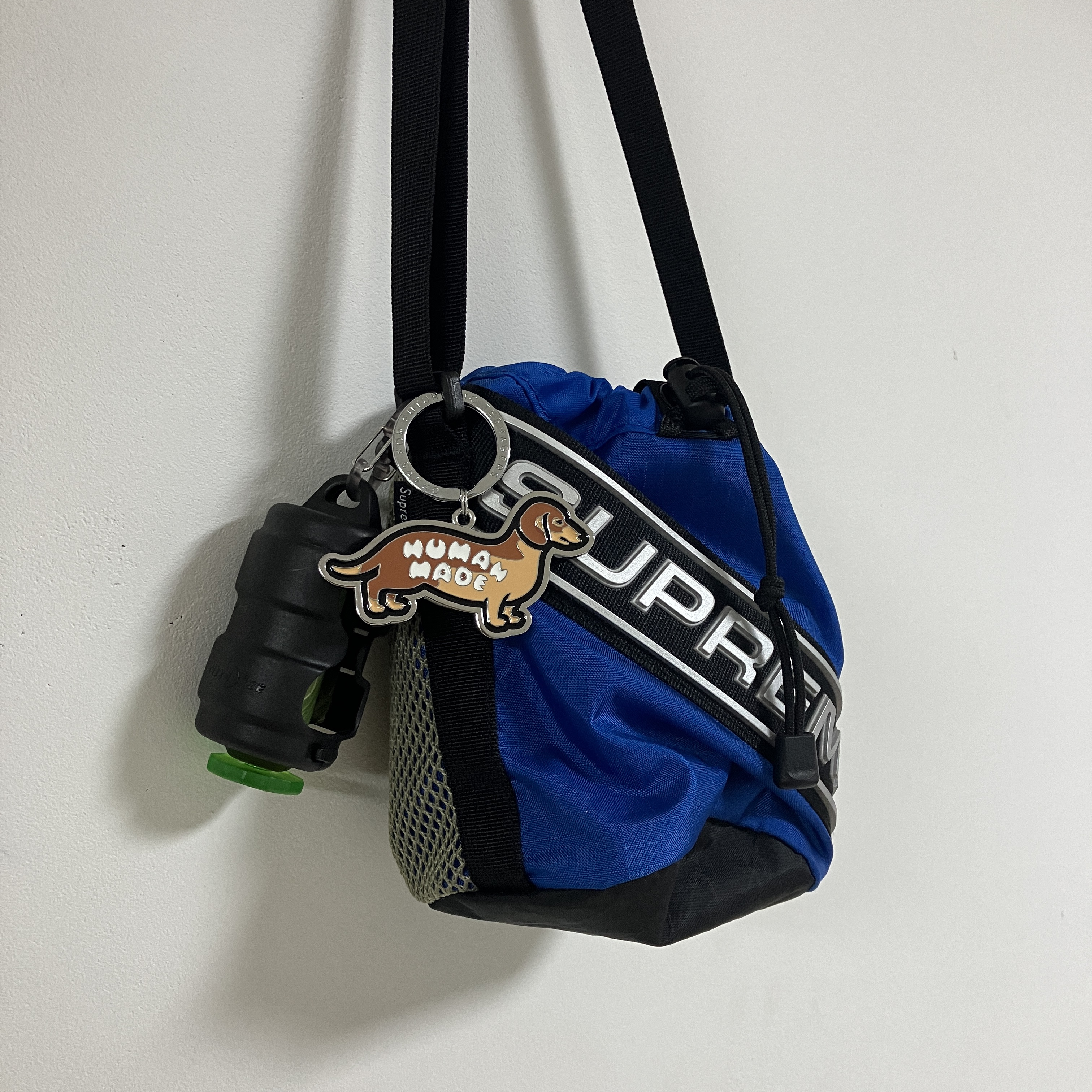 Human Made Dachs Keyring Brown, Supreme Small Cinch Pouch Blue - 23FW 착용 스타일