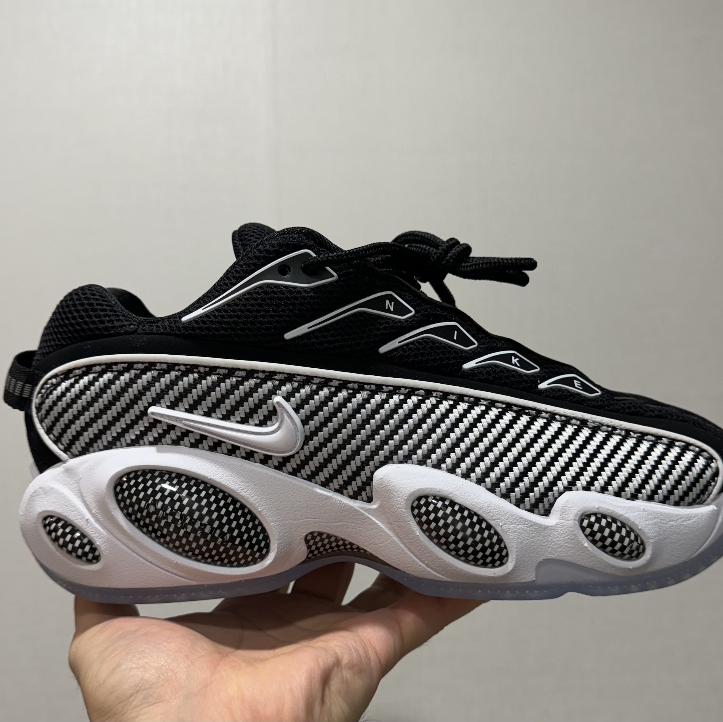 Nike x Drake Nocta Glide Black White Clear 착용 스타일 - 1