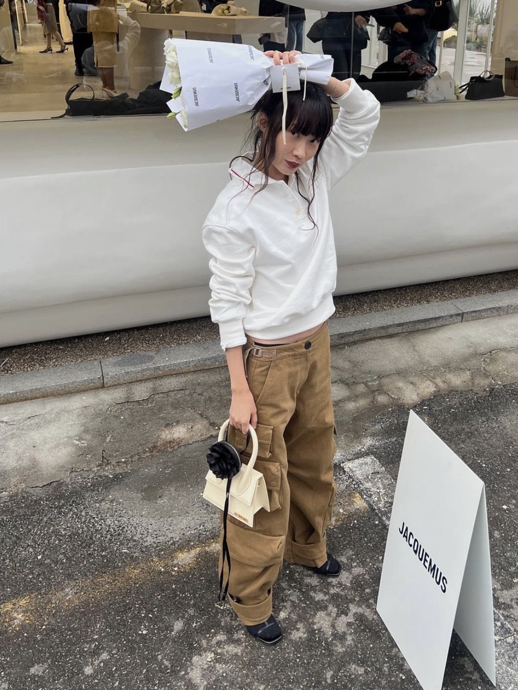 Jacquemus Le Chiquito Noeud Coiled Handbag Beige 착용 스타일