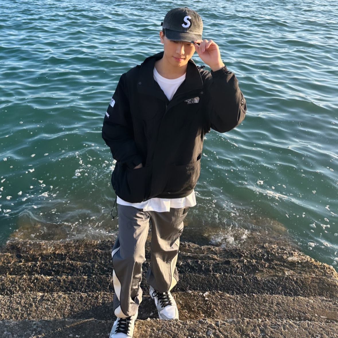 Ader Error Mem Trousers Grey, Supreme Pigment Print S Logo 6-Panel Black - 23FW 착용 스타일