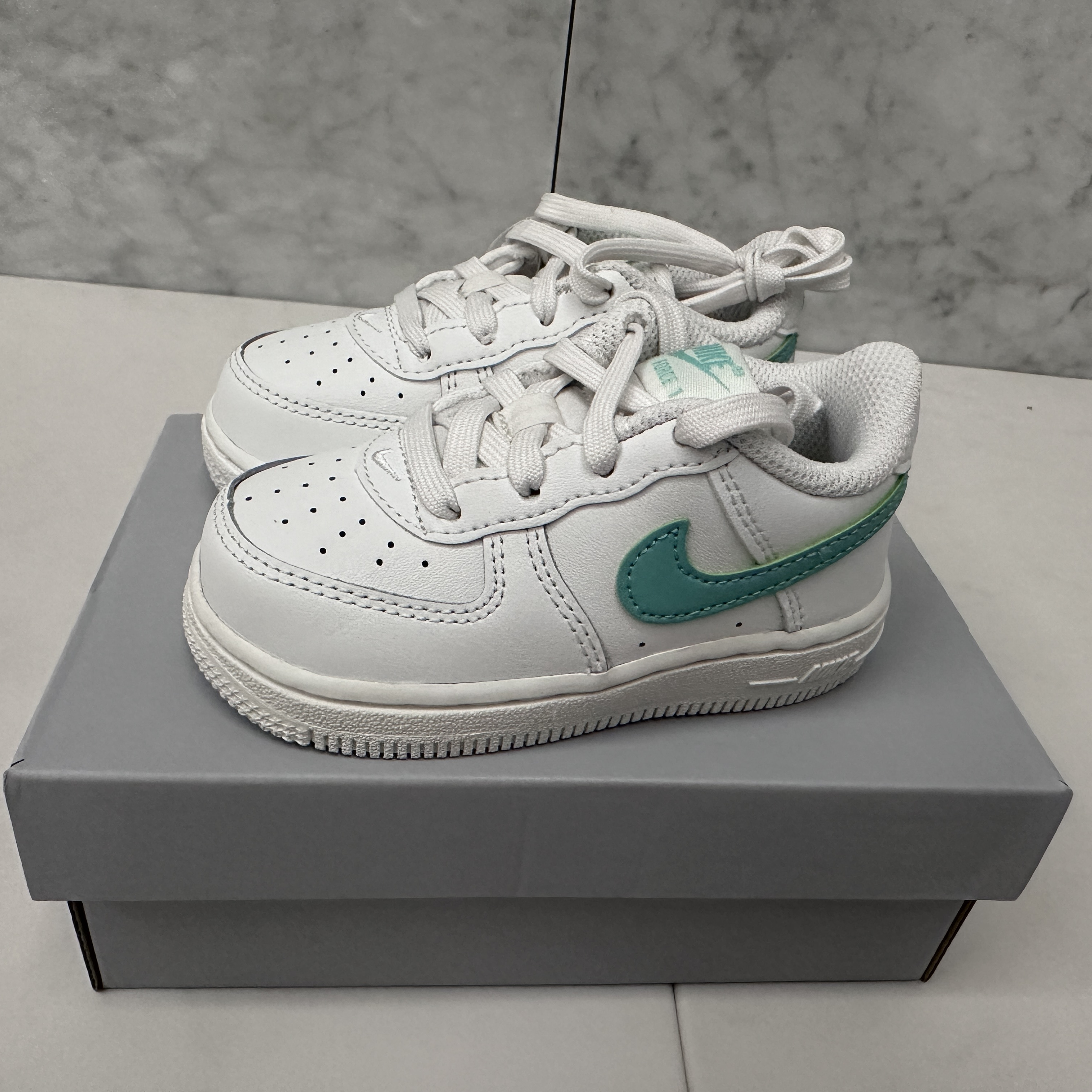 (GS) Nike Air Force 1 Summit White Emerald Rise 착용 스타일 - 1
