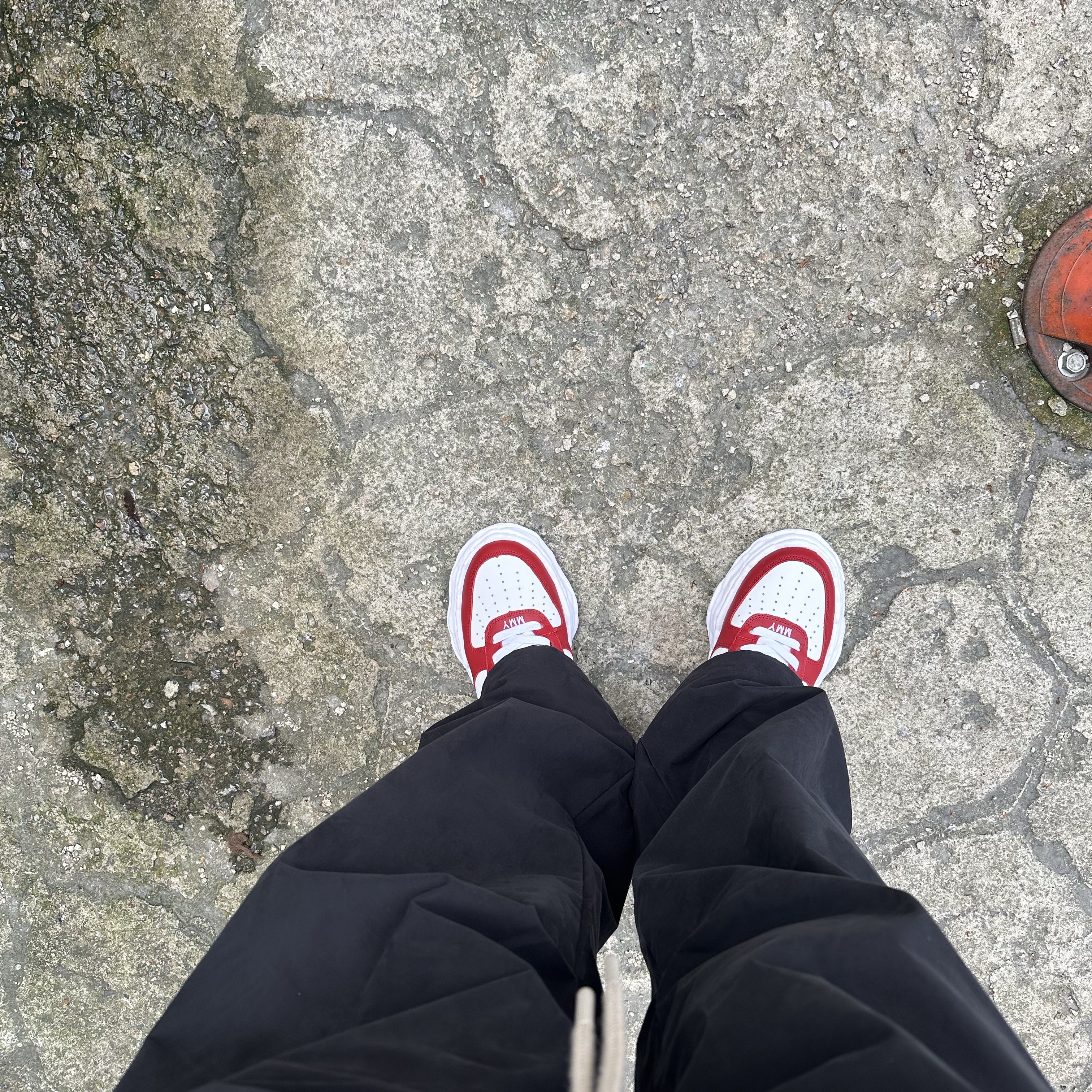 Maison Mihara Yasuhiro Wayne OG Sole Leather Low-top Sneakers Red, Essentials The Black Collection Relaxed Trousers Black - 23SS 착용 스타일 - 2