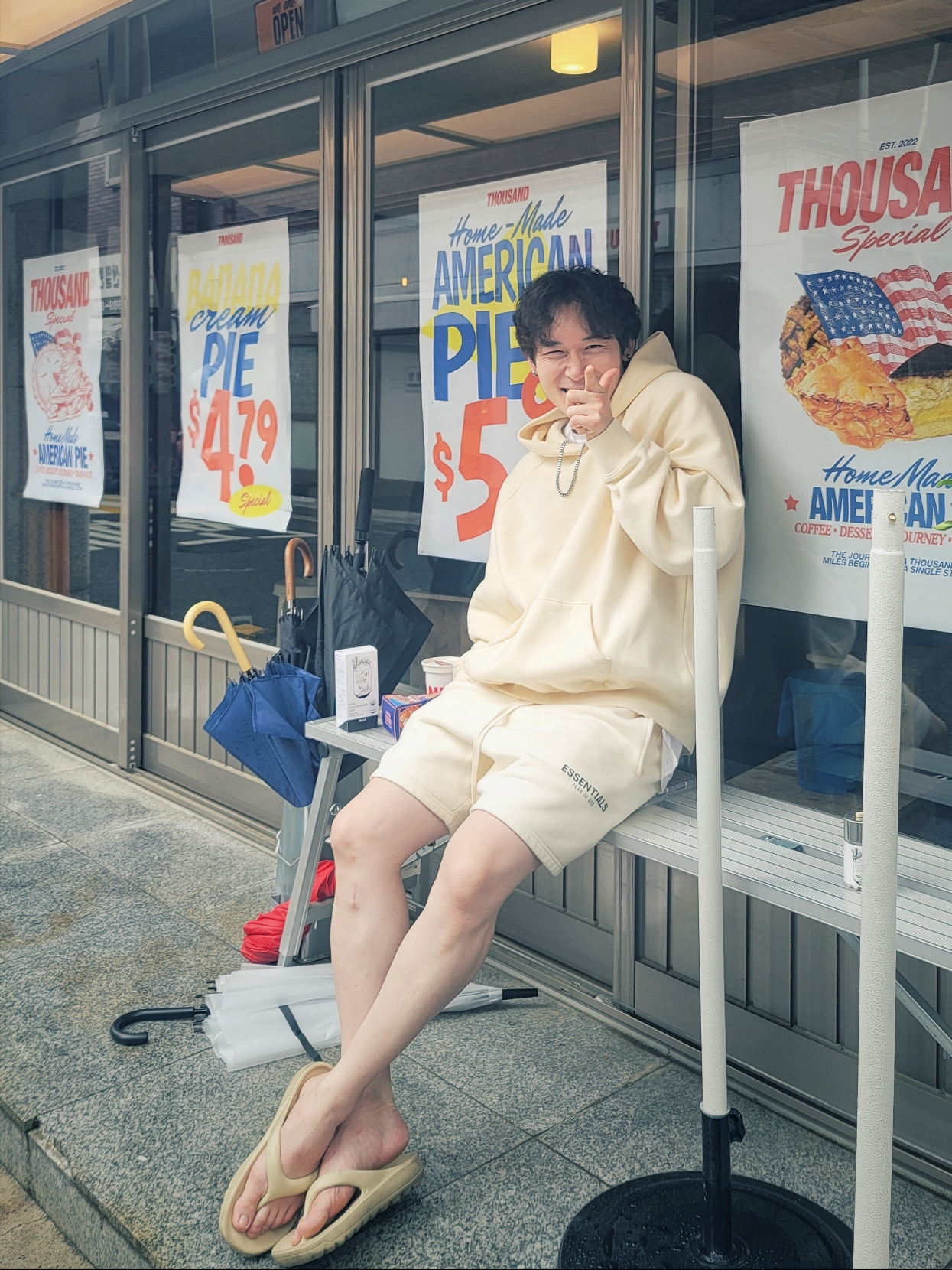 Adidas Yeezy Slide Pure - Re-Release Ver., Essentials Sweatshorts Cream - 21SS 착용 스타일 - 1