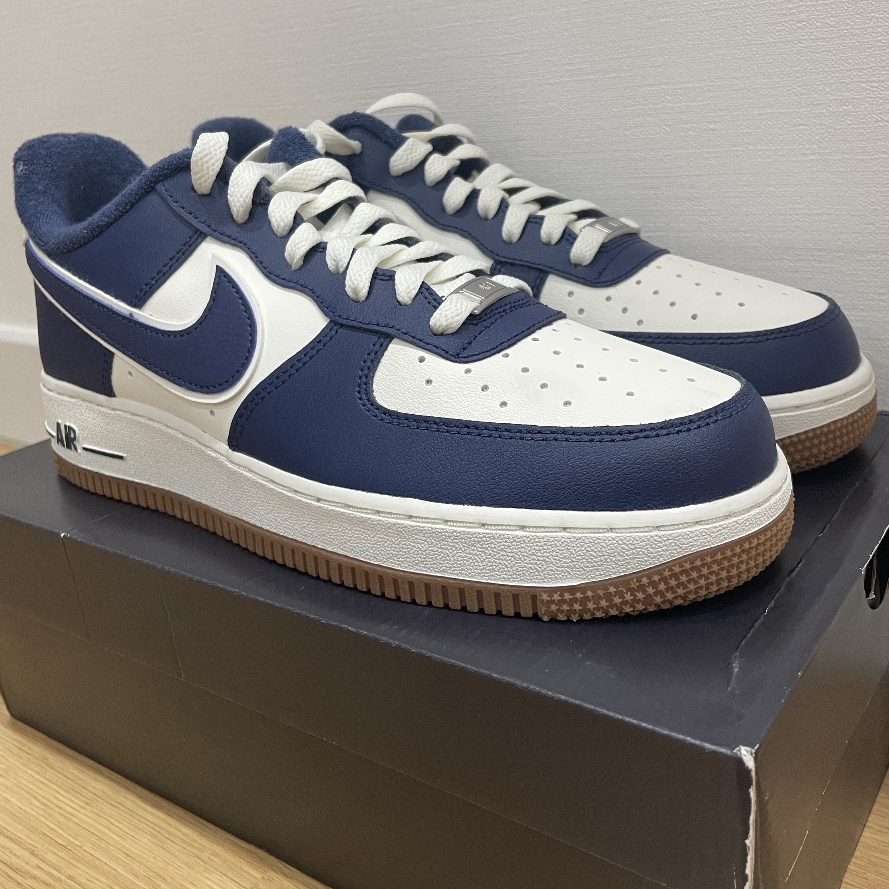 Nike Air Force 1 '07 LV8 Midnight Navy 착용 스타일