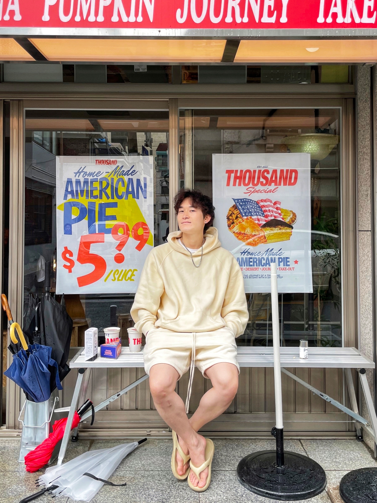 Adidas Yeezy Slide Pure - Re-Release Ver., Essentials Sweatshorts Cream - 21SS 착용 스타일 - 3