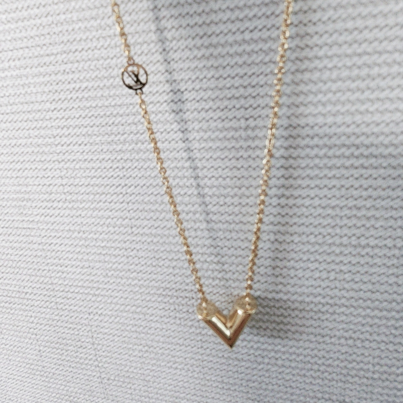 (W) Louis Vuitton Essential V Necklace Gold 착용 스타일 - 1