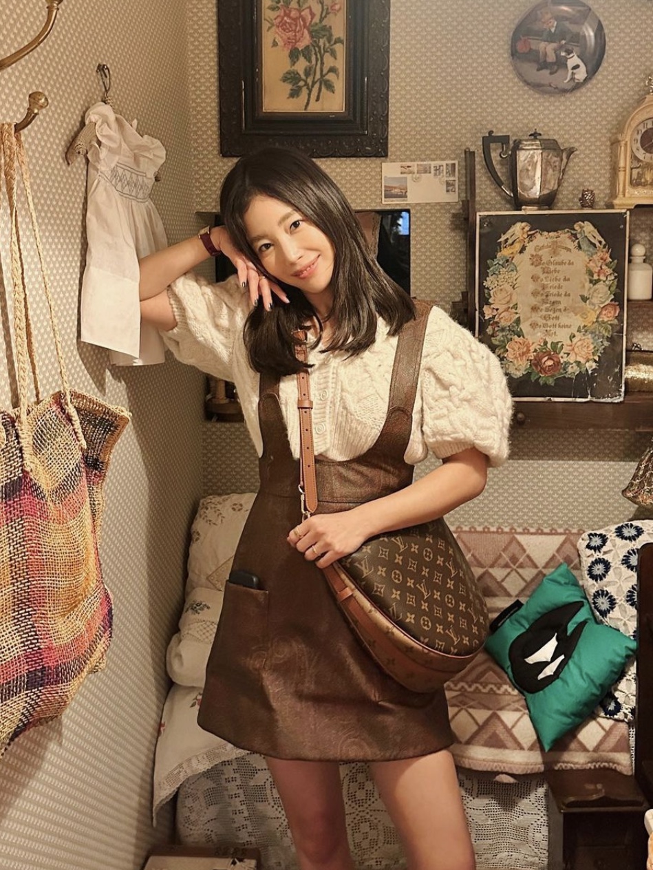 Louis Vuitton Loop Hobo Monogram 착용 스타일