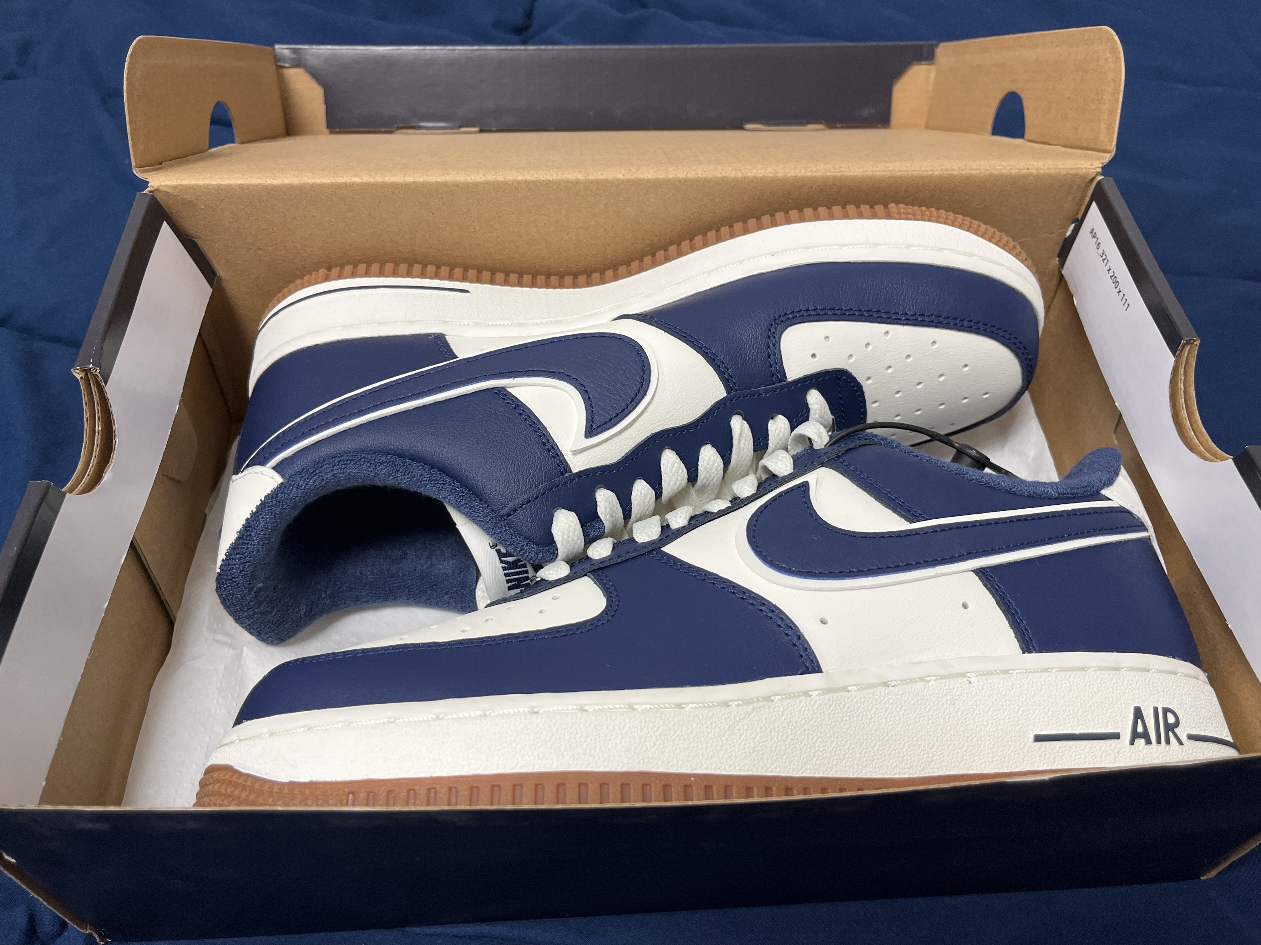 Nike Air Force 1 '07 LV8 Midnight Navy 착용 스타일 - 1
