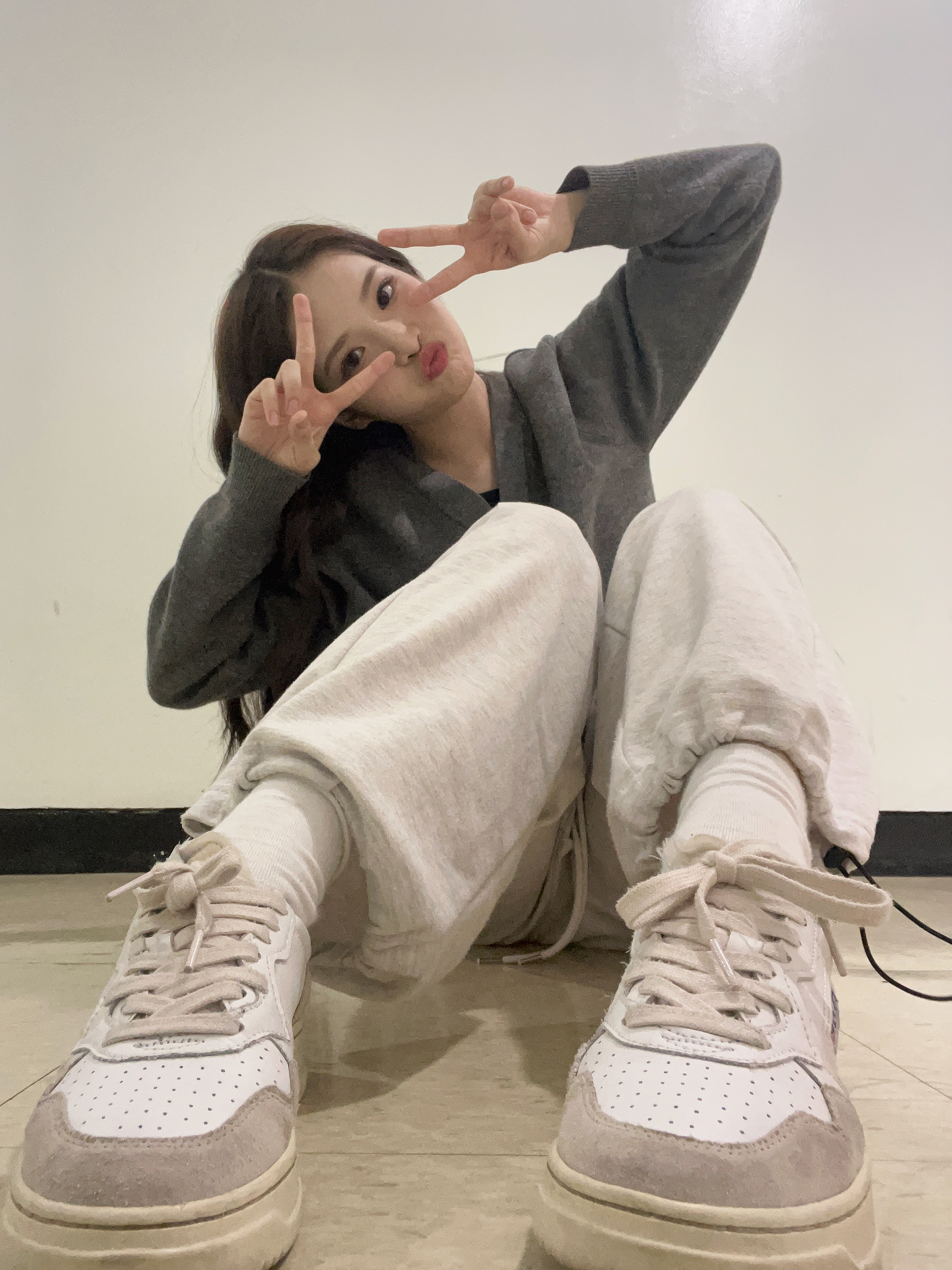 Autry Medalist Low Leather Sneakers White 착용 스타일 - 2