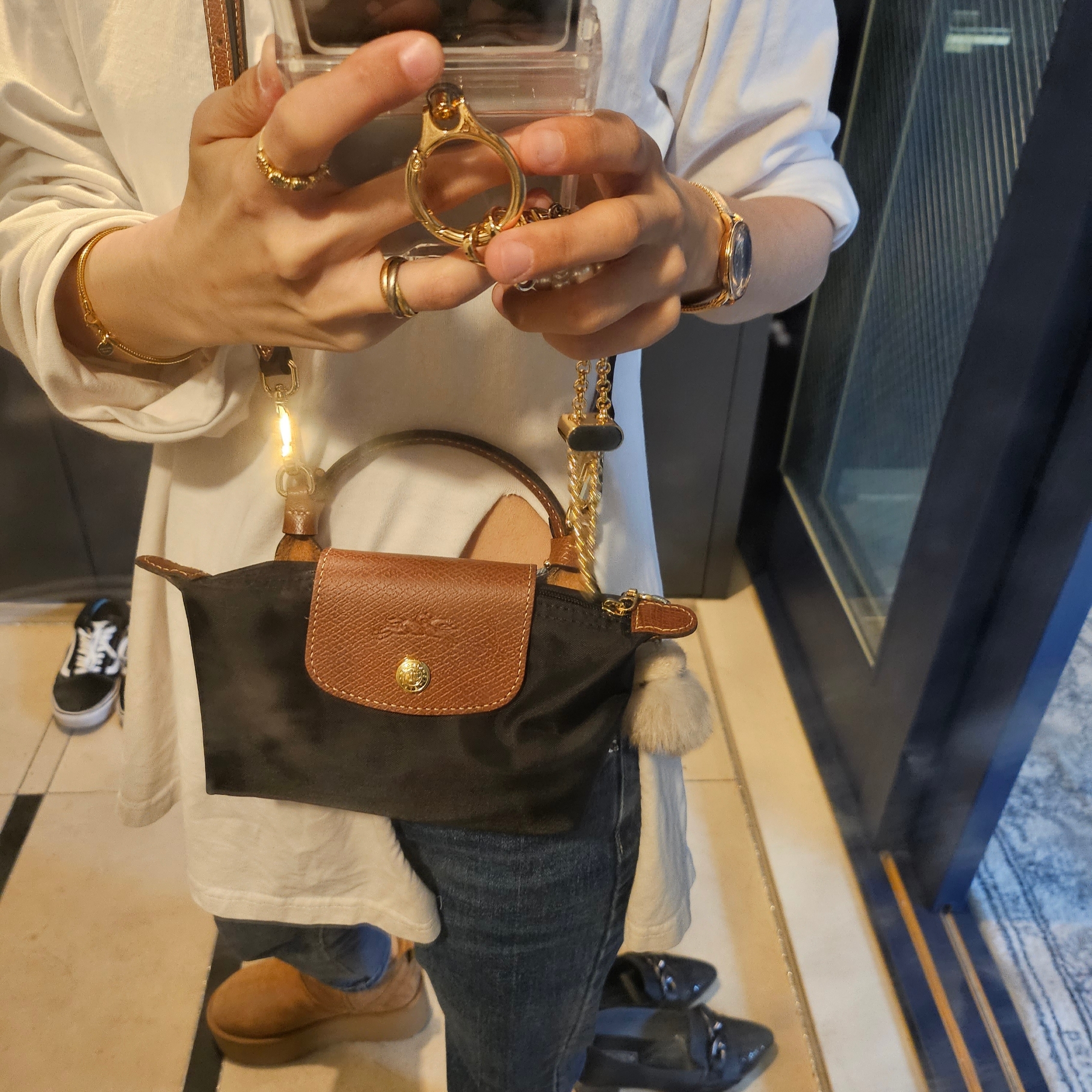 Longchamp Le Pliage Original Handle Pouch Black, (W) UGG Classic Ultra Mini Platform Boots Chestnut 착용 스타일 - 3