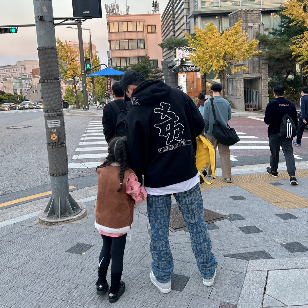 Supreme x New York Yankees Kanji Hooded Sweatshirt Black - 22FW, Supreme Needle Punch Regular Jean Washed Blue - 23FW 착용 스타일 - 1