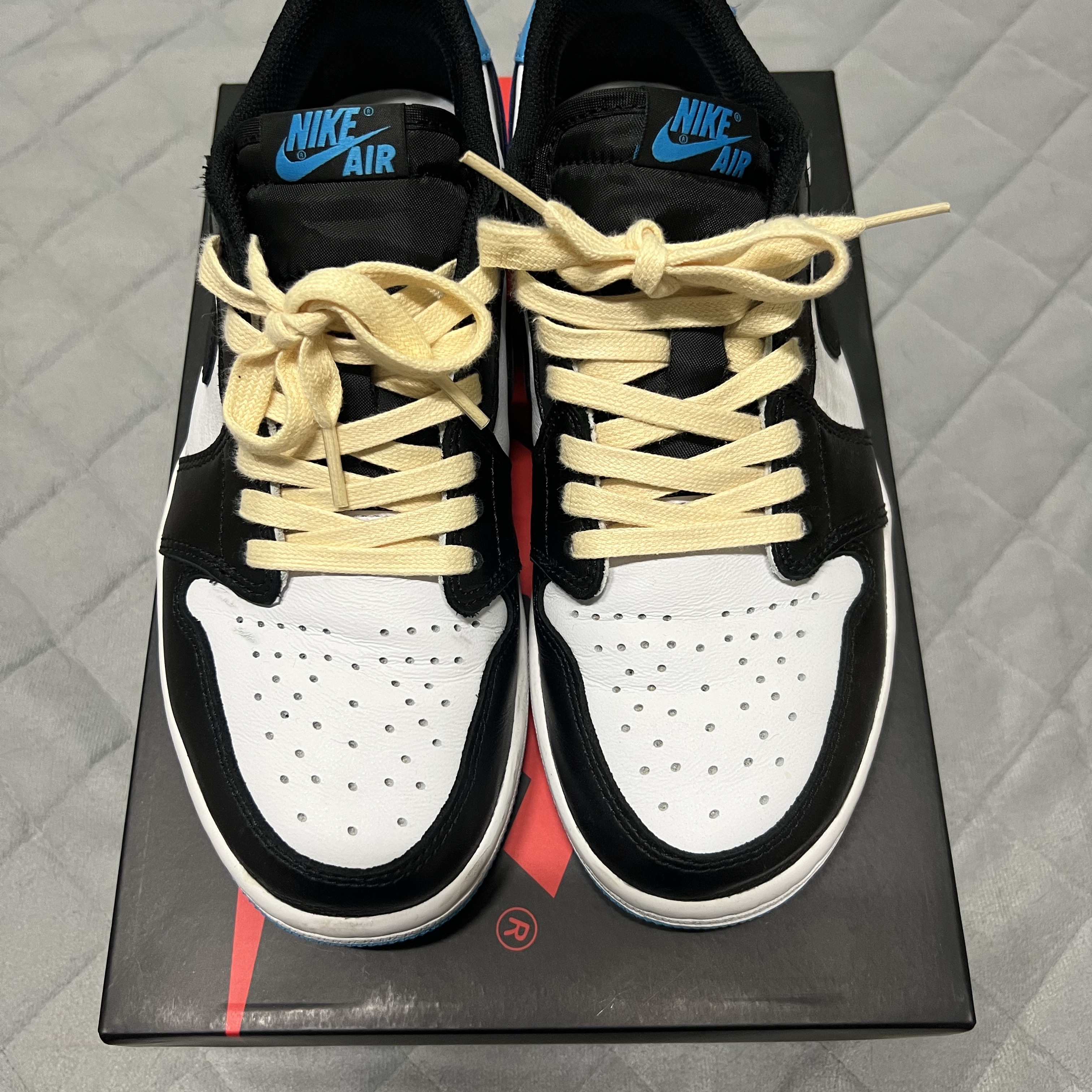 Jordan 1 Retro Low OG Black and Dark Powder Blue 착용 스타일 - 1