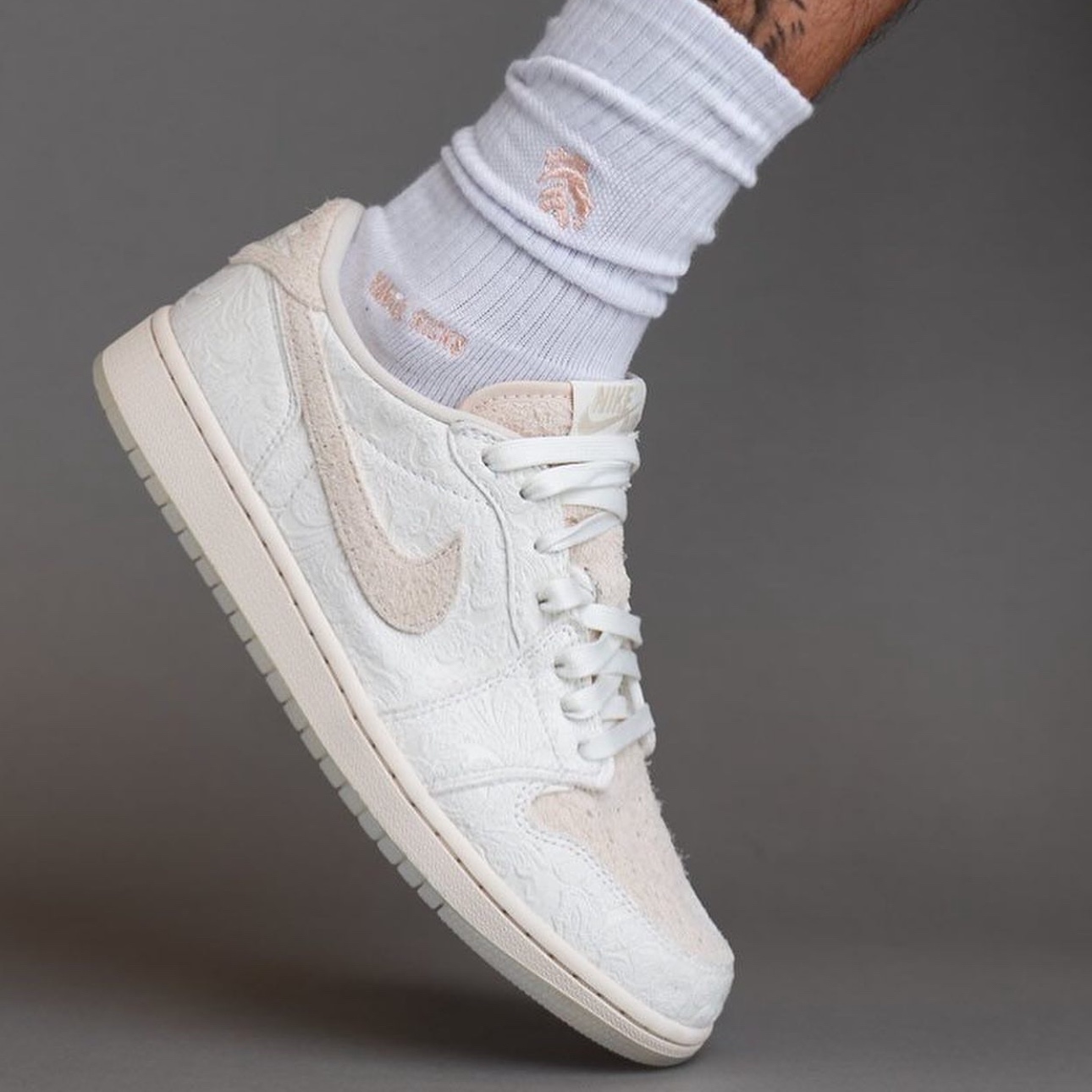 Jordan 1 x Chris Paul Retro Low OG Light Cream and Sail 착용 스타일 - 3