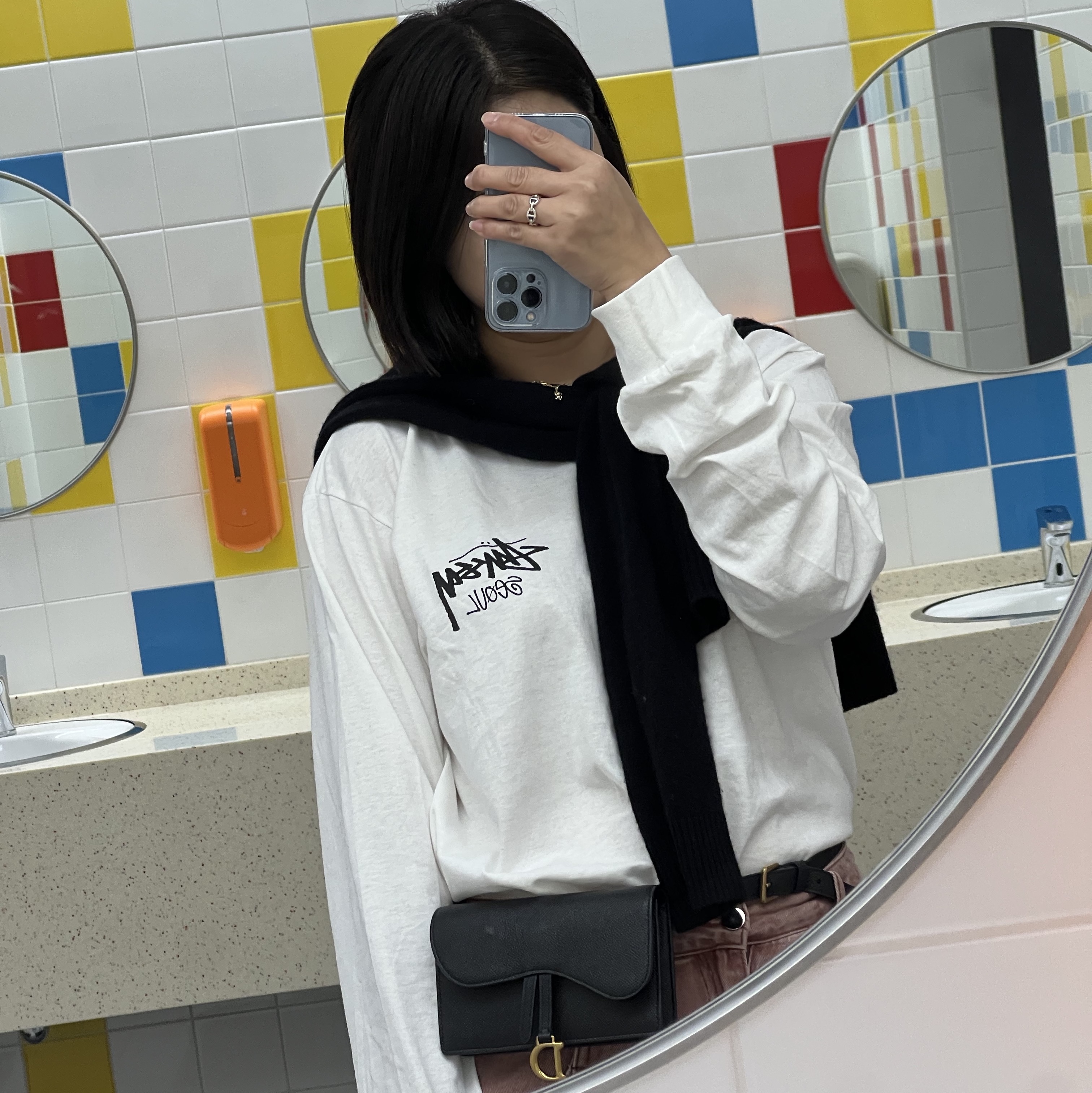 Stussy Stock Seoul LS T-Shirt White 2023 착용 스타일