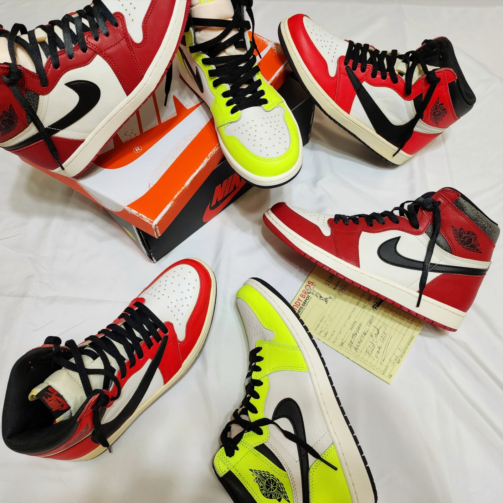 Jordan 1 Retro High OG Chicago 2022, Jordan 1 Retro High OG Volt 착용 스타일 - 1