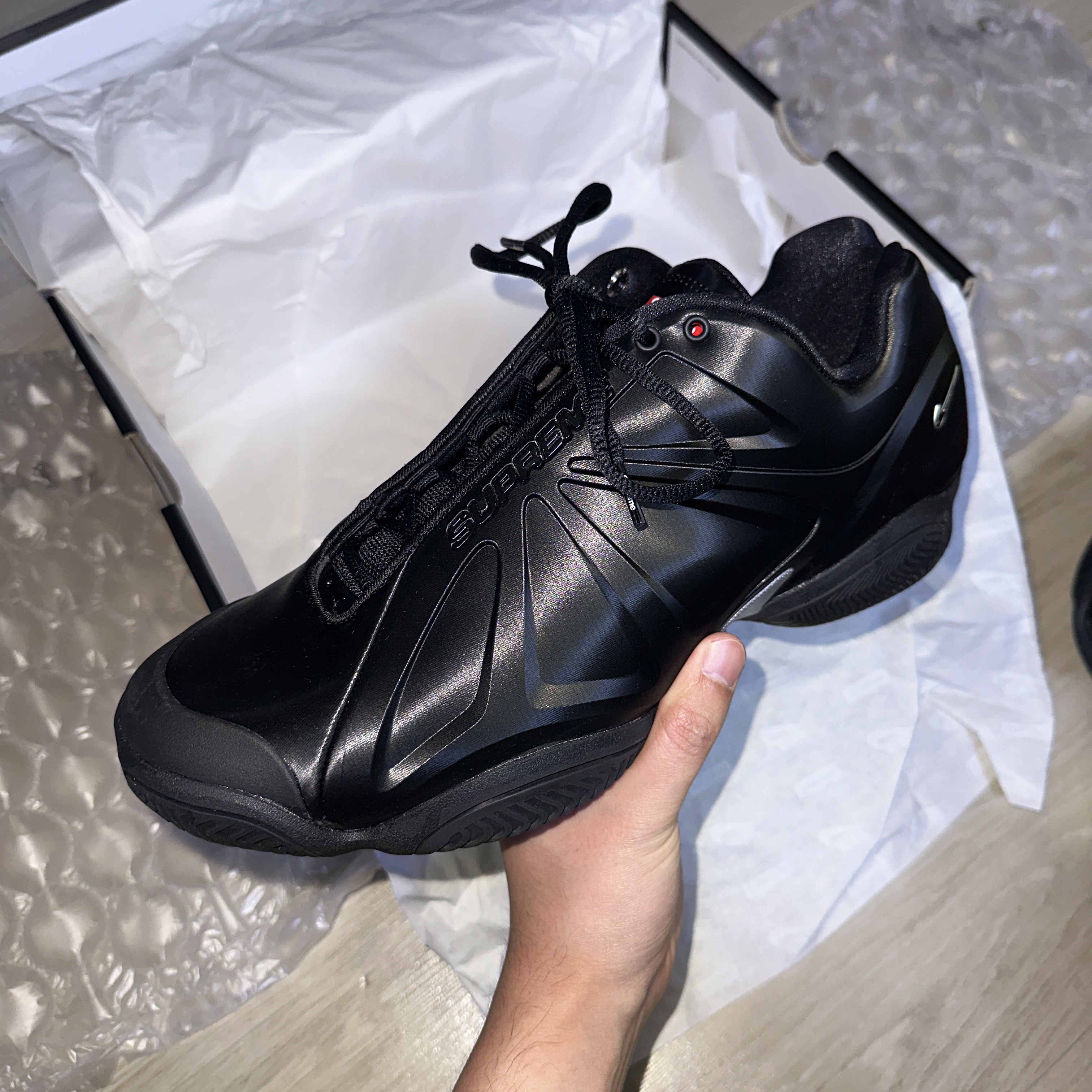 Nike x Supreme Air Zoom Courtposite SP Black Metallic Silver 착용 스타일 - 2