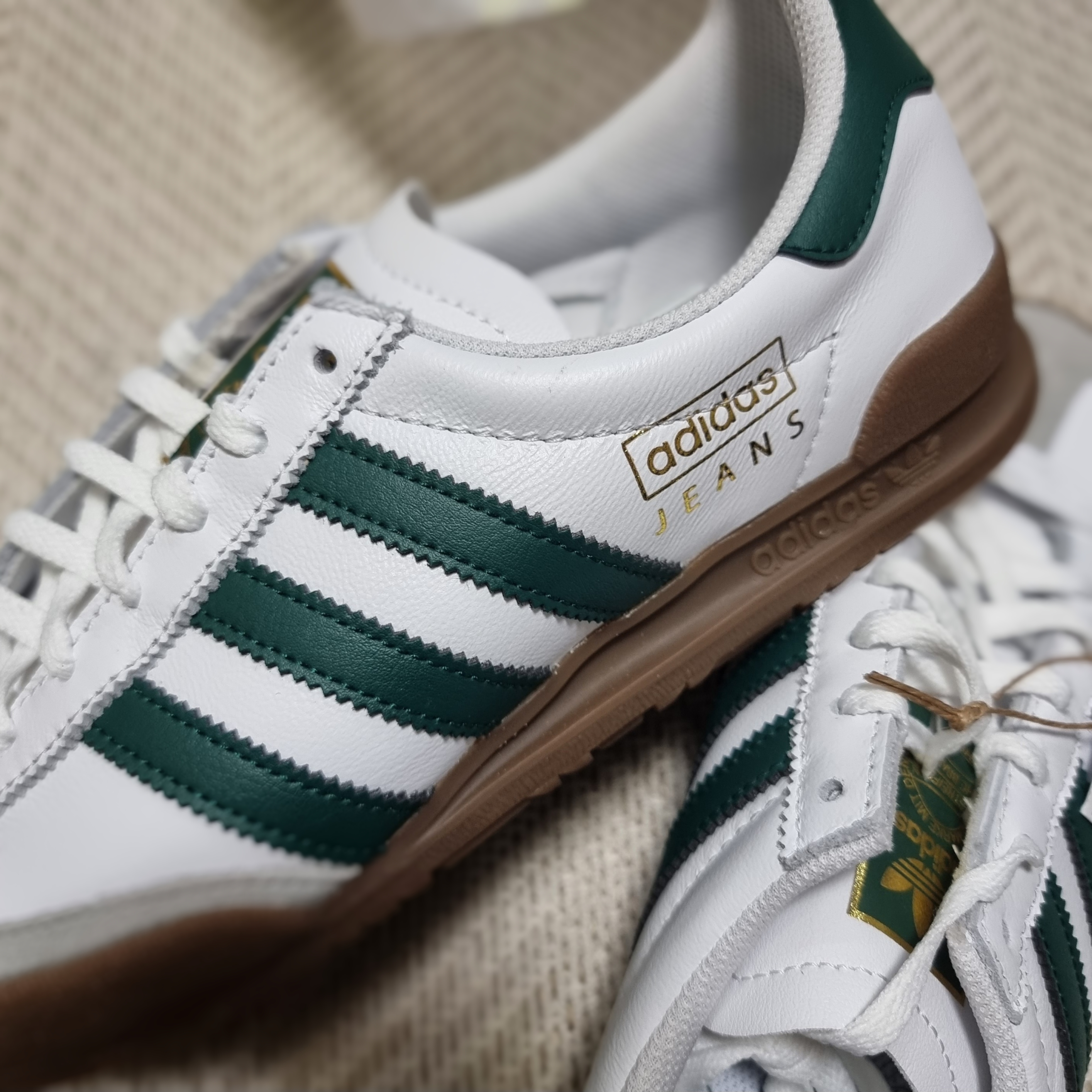 Adidas Jeans Cloud White Collegiate Green Gum 착용 스타일 - 1