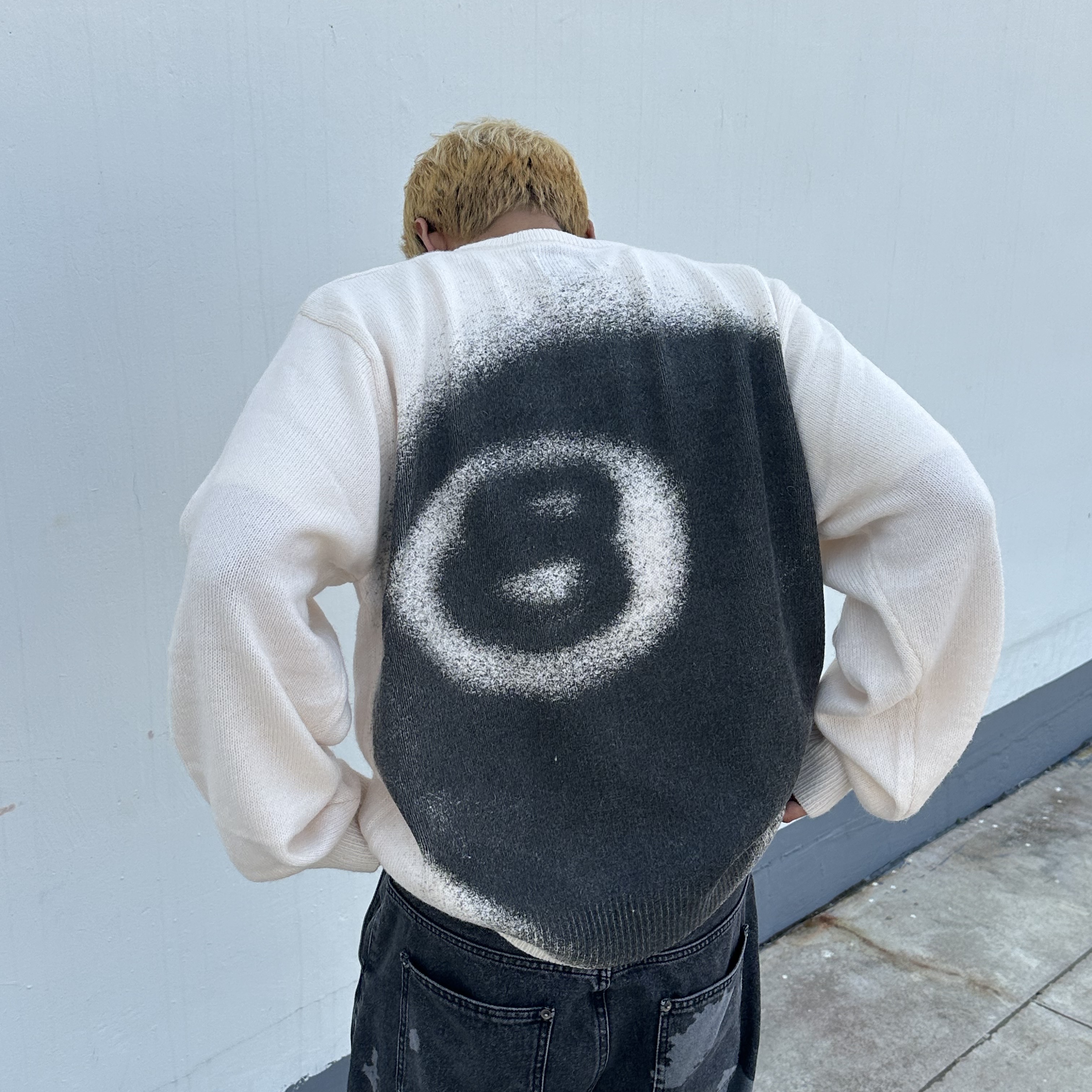 Stussy 8 Ball Spray Sweater Ivory, Stussy 8 Ball Studded Belt Brown Suede 착용 스타일 - 2