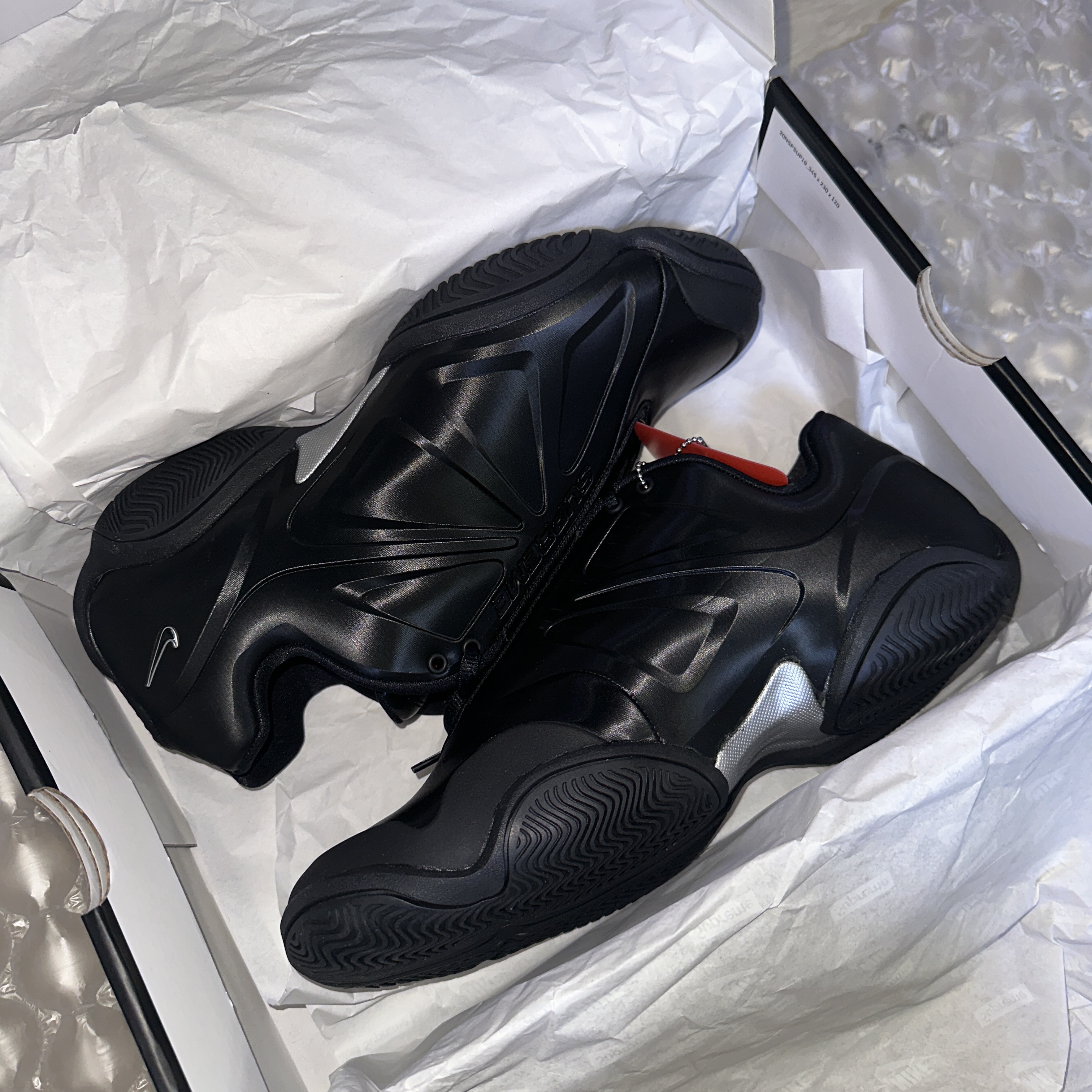 Nike x Supreme Air Zoom Courtposite SP Black Metallic Silver 착용 스타일 - 1