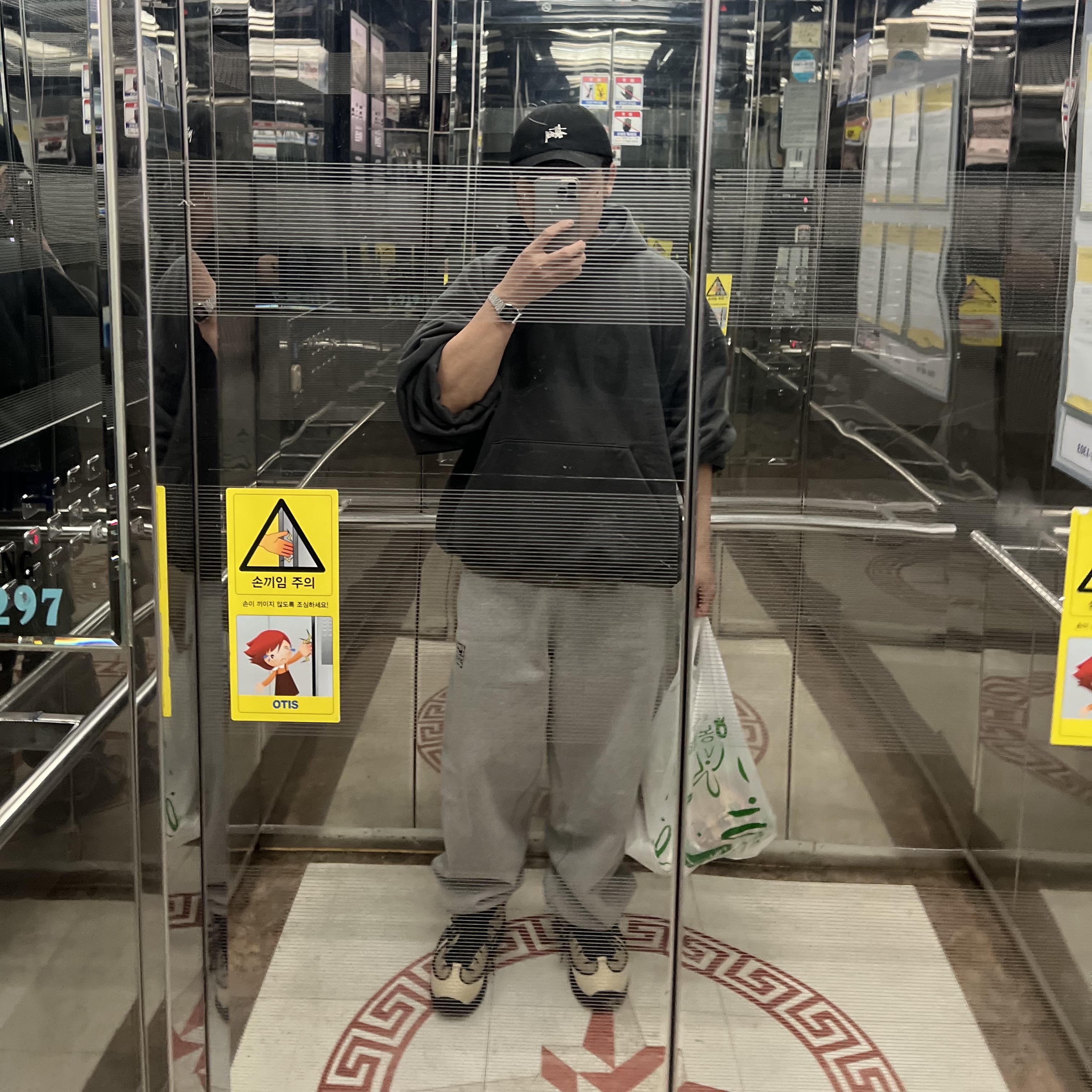 Yeezy Gap Engineered By Balenciaga Dove Hoodie Black, Casio A-159WA-N1 착용 스타일