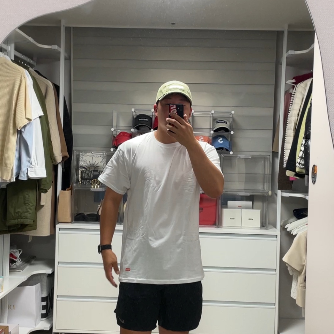 Supreme Small Box Hooded Sweatshirt Black - 23SS, Supreme Hanes Tagless T-Shirt White (3 Pack) 착용 스타일 - 2