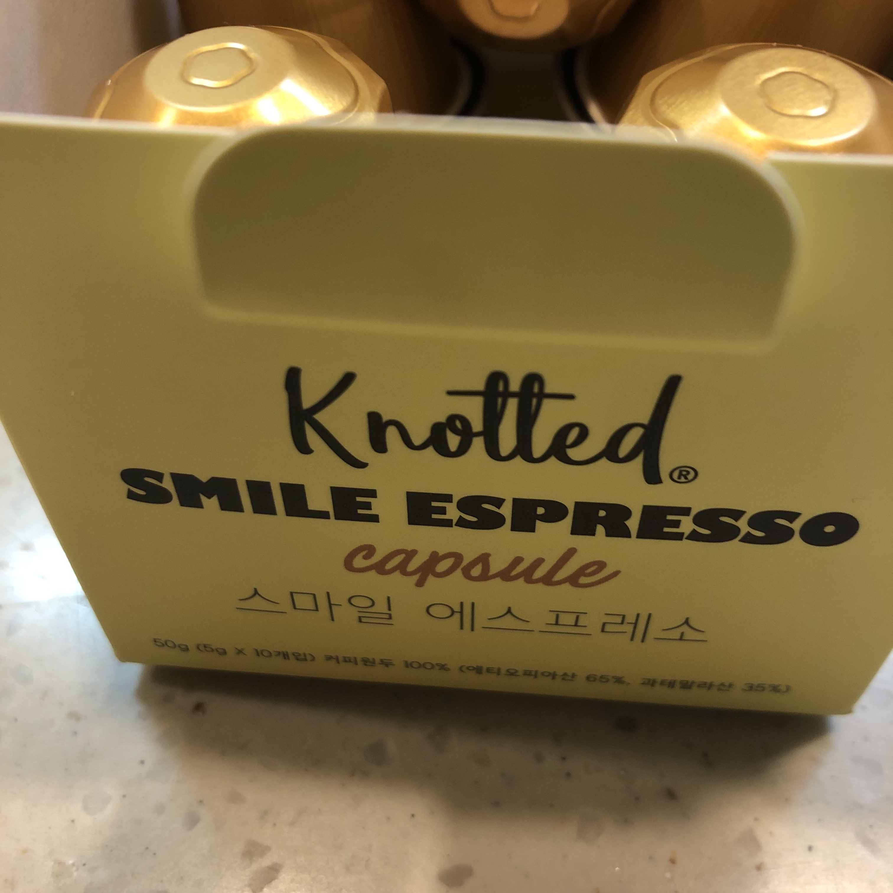 Knotted Smile blend Capsule Coffee 착용 스타일