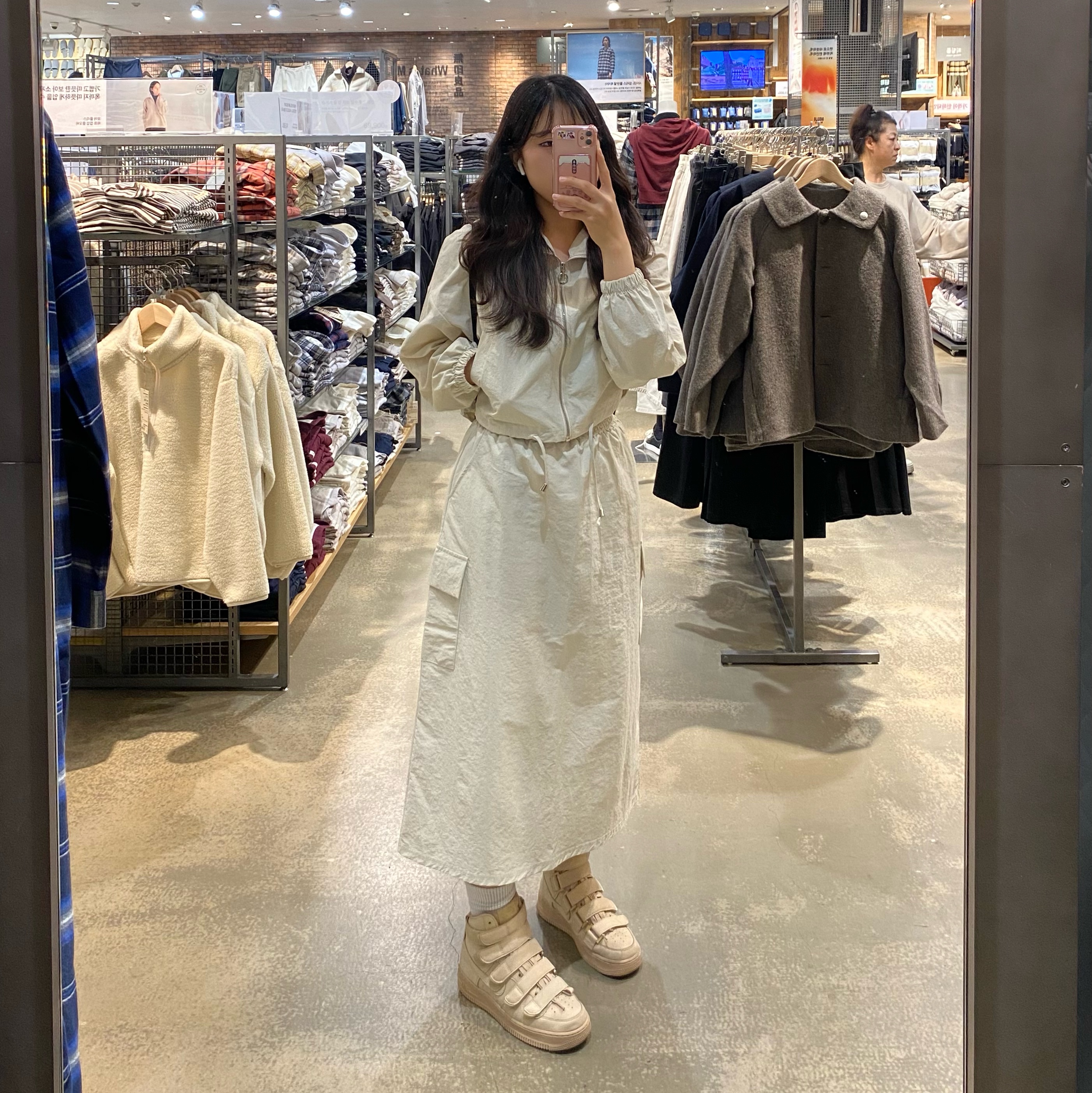 Nike x Billie Eilish Air Force 1 High '07 SP Mushroom 착용 스타일