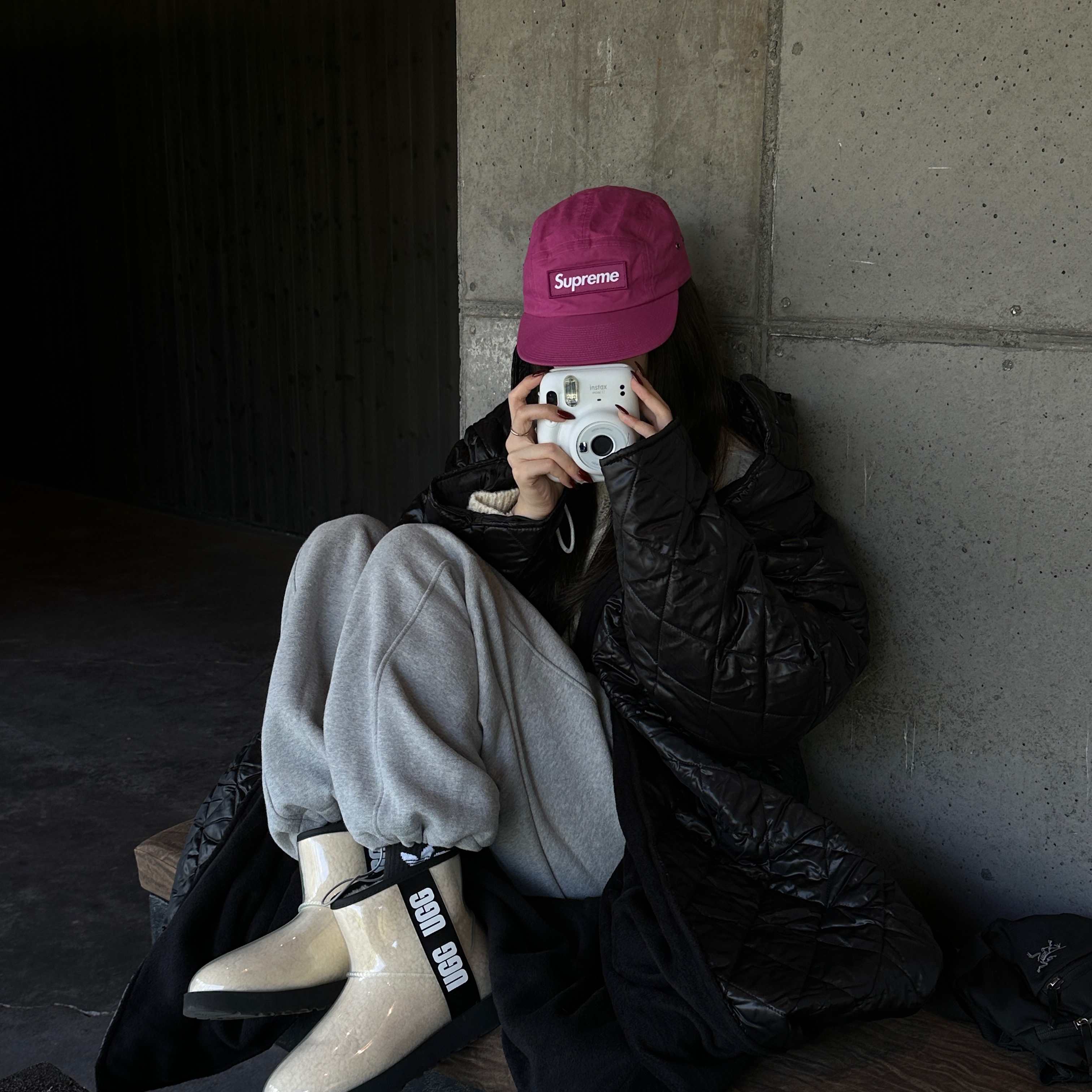 Supreme Waxed Cotton Camp Cap Magenta - 23FW, (W) UGG Classic Clear Mini Boots Natural Black 착용 스타일 - 1