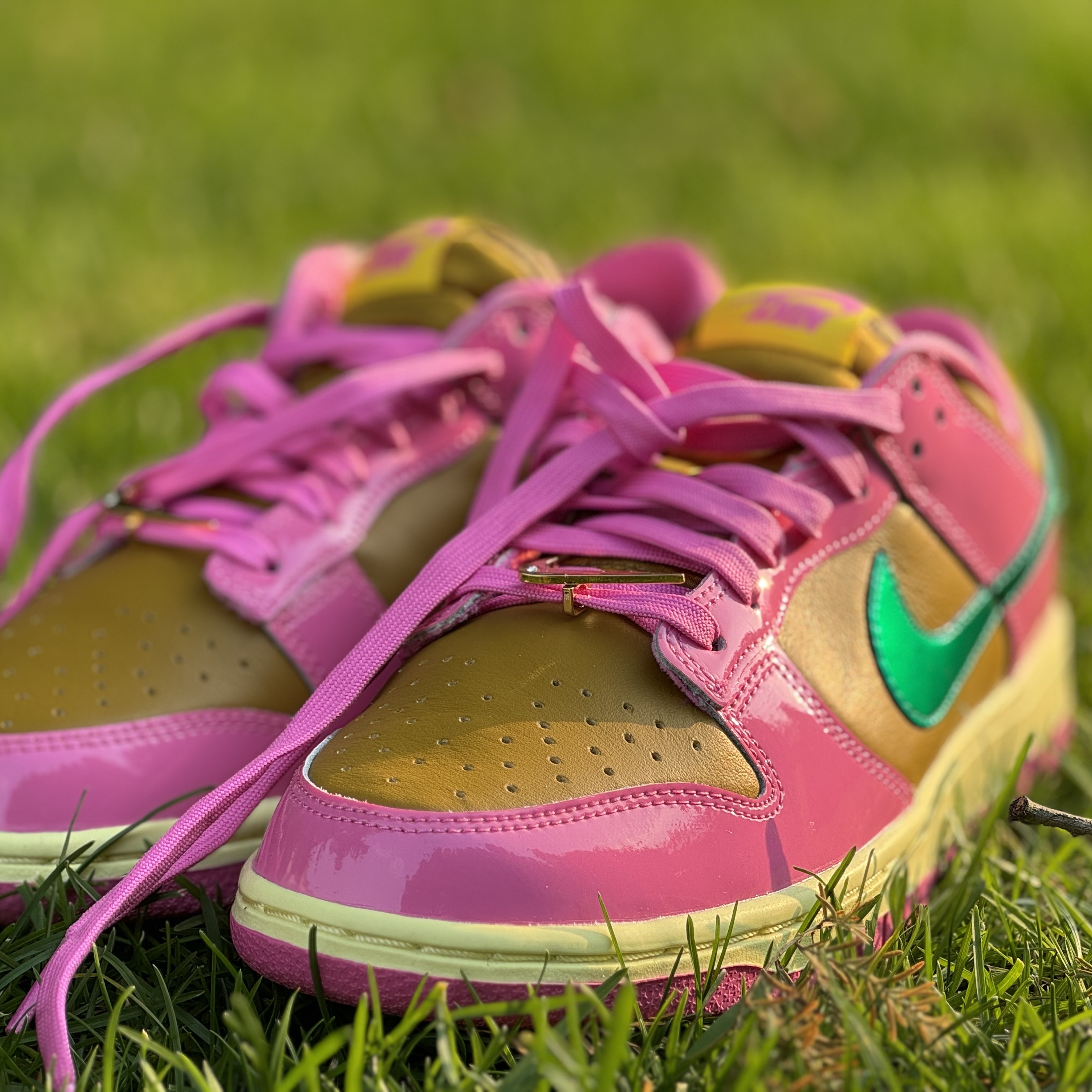 (W) Nike x Parris Goebel Dunk Low Playful Pink Bronzine 착용 스타일 - 5