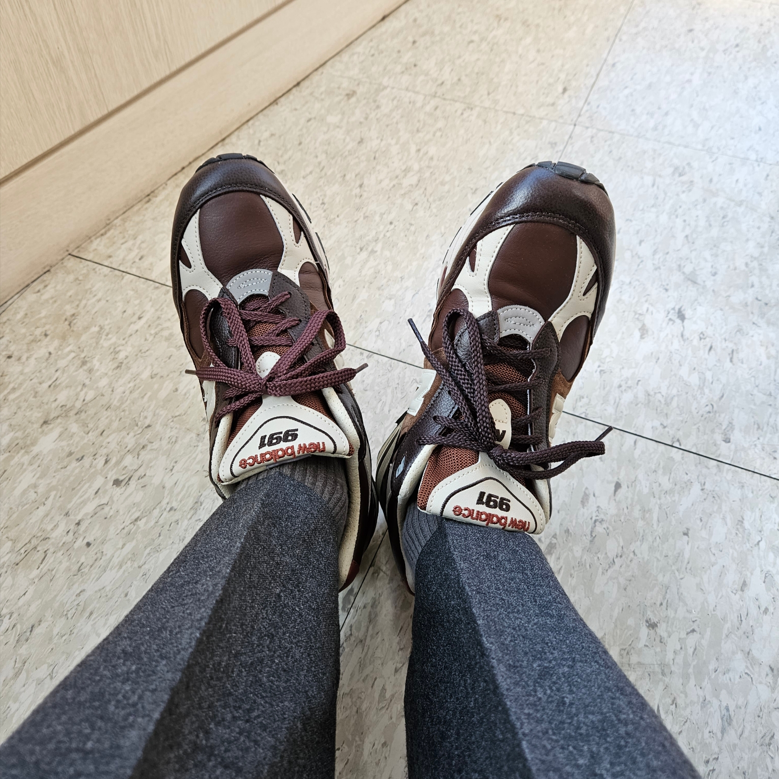 New Balance 991 Made in UK Earth French Roast, Gucci Reversible GG Supreme Belt Beige Ebony Black 착용 스타일 - 4