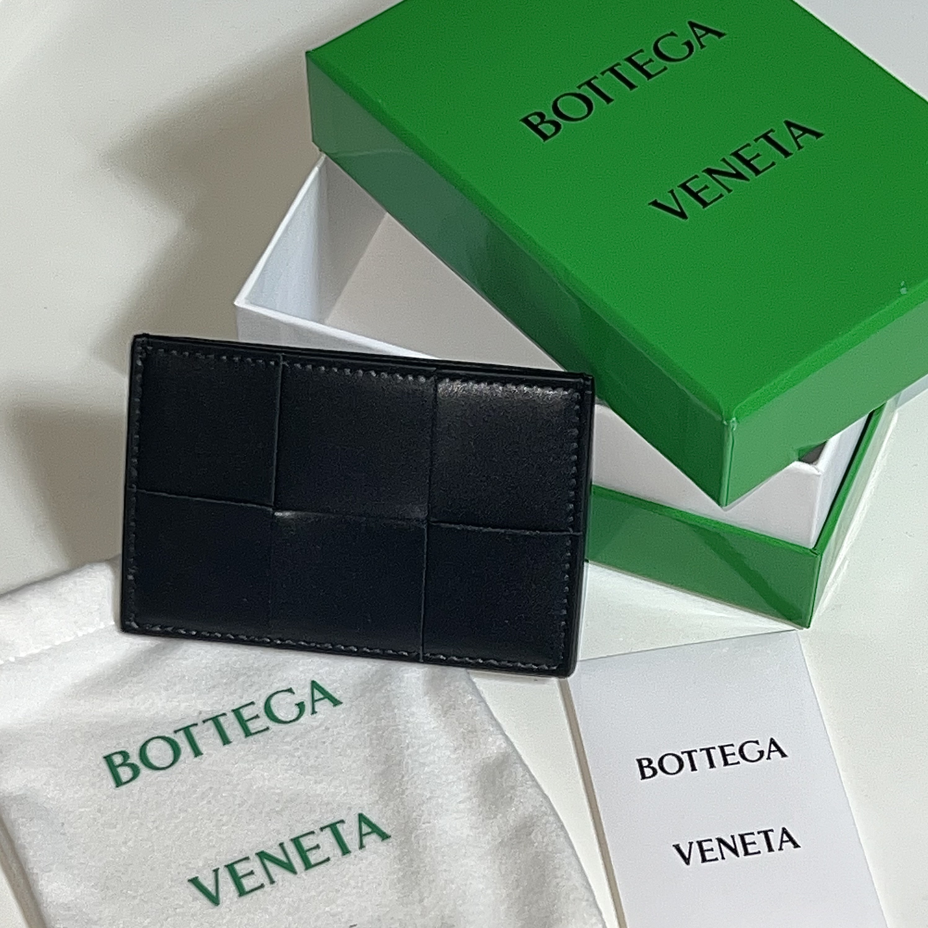 Bottega Veneta Credit Card Case Calfskin Black 착용 스타일