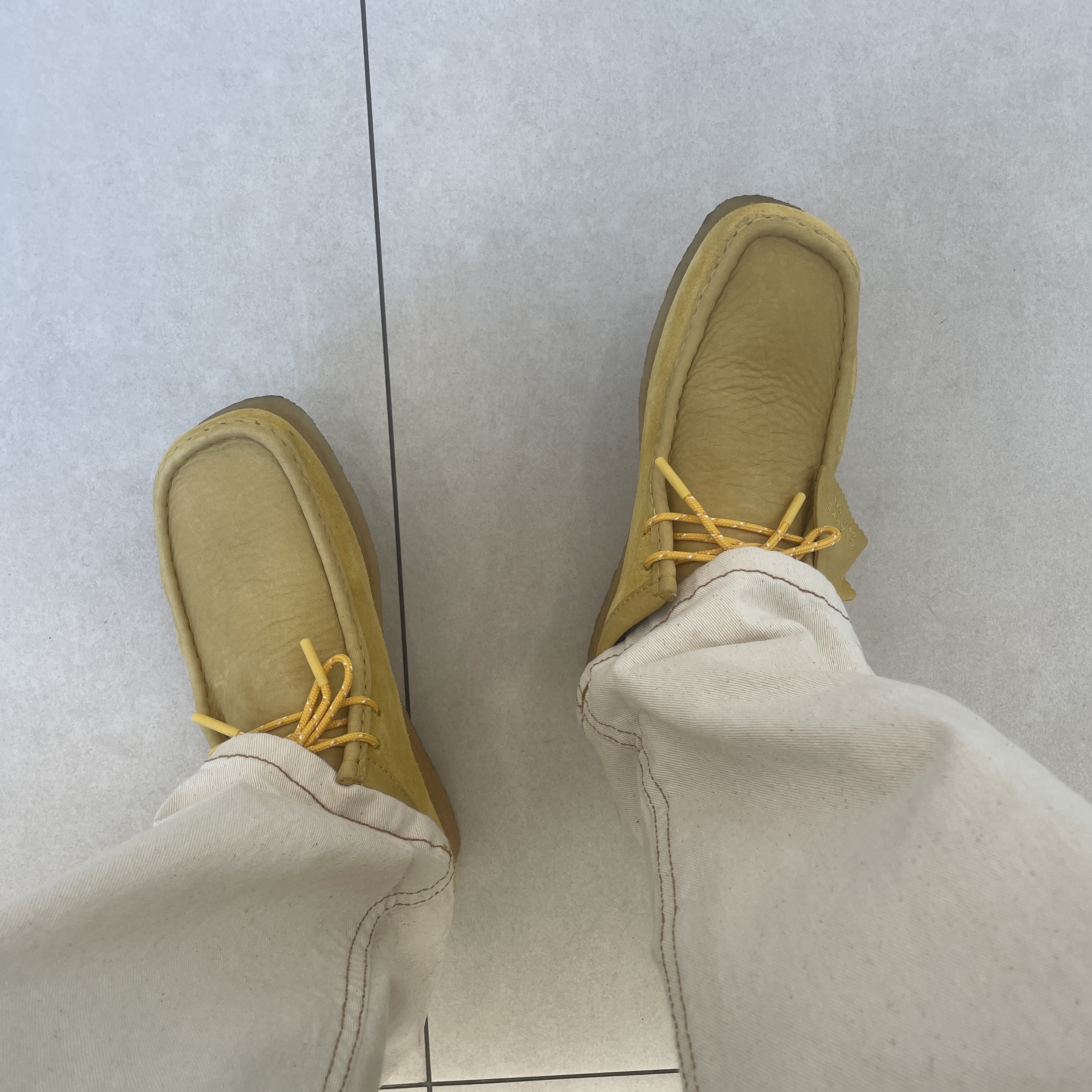 Clarks Wallabee Yellow Suede 착용 스타일 - 3